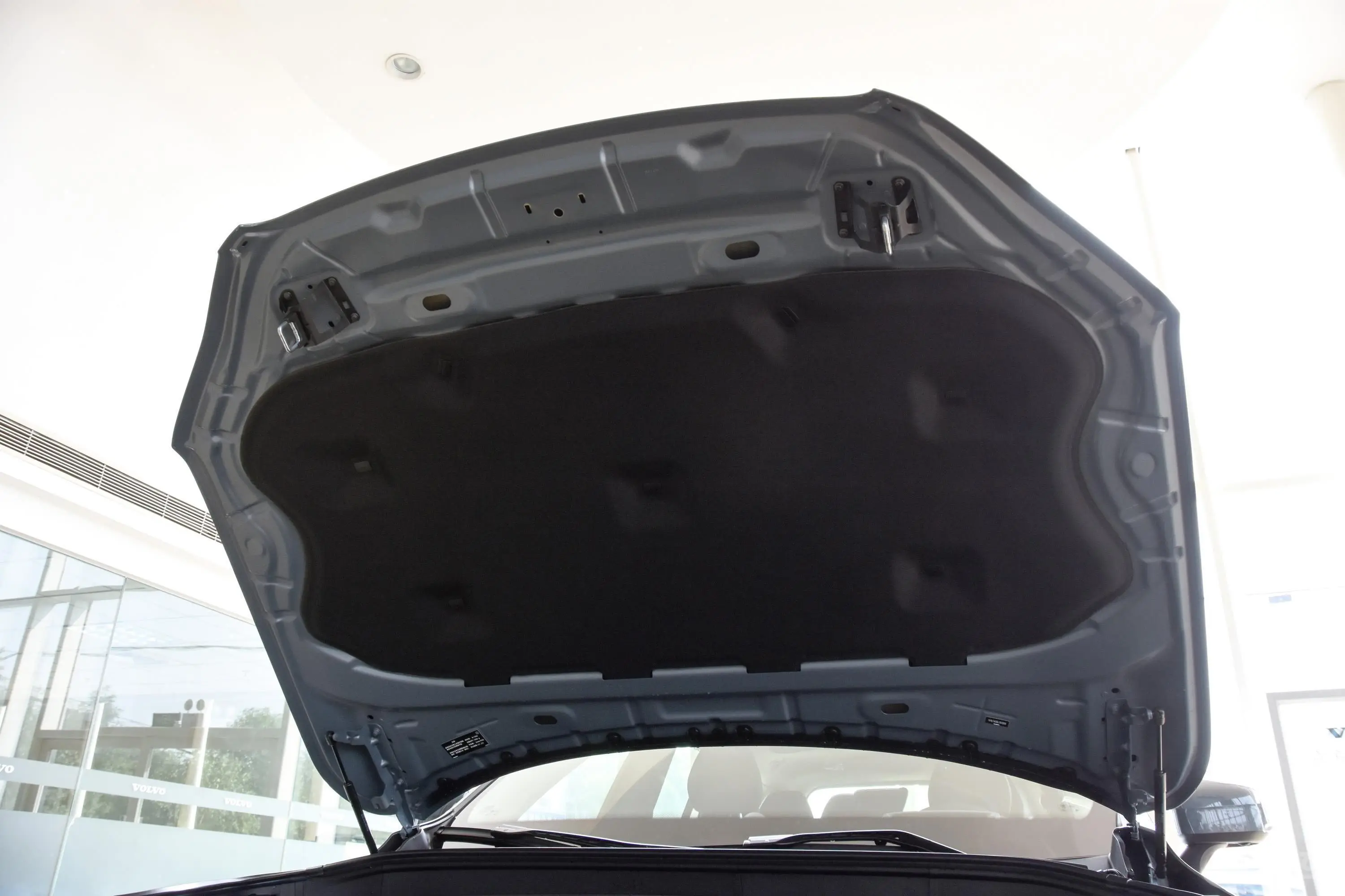沃尔沃XC90T6 智雅豪华版 7座前舱盖内侧