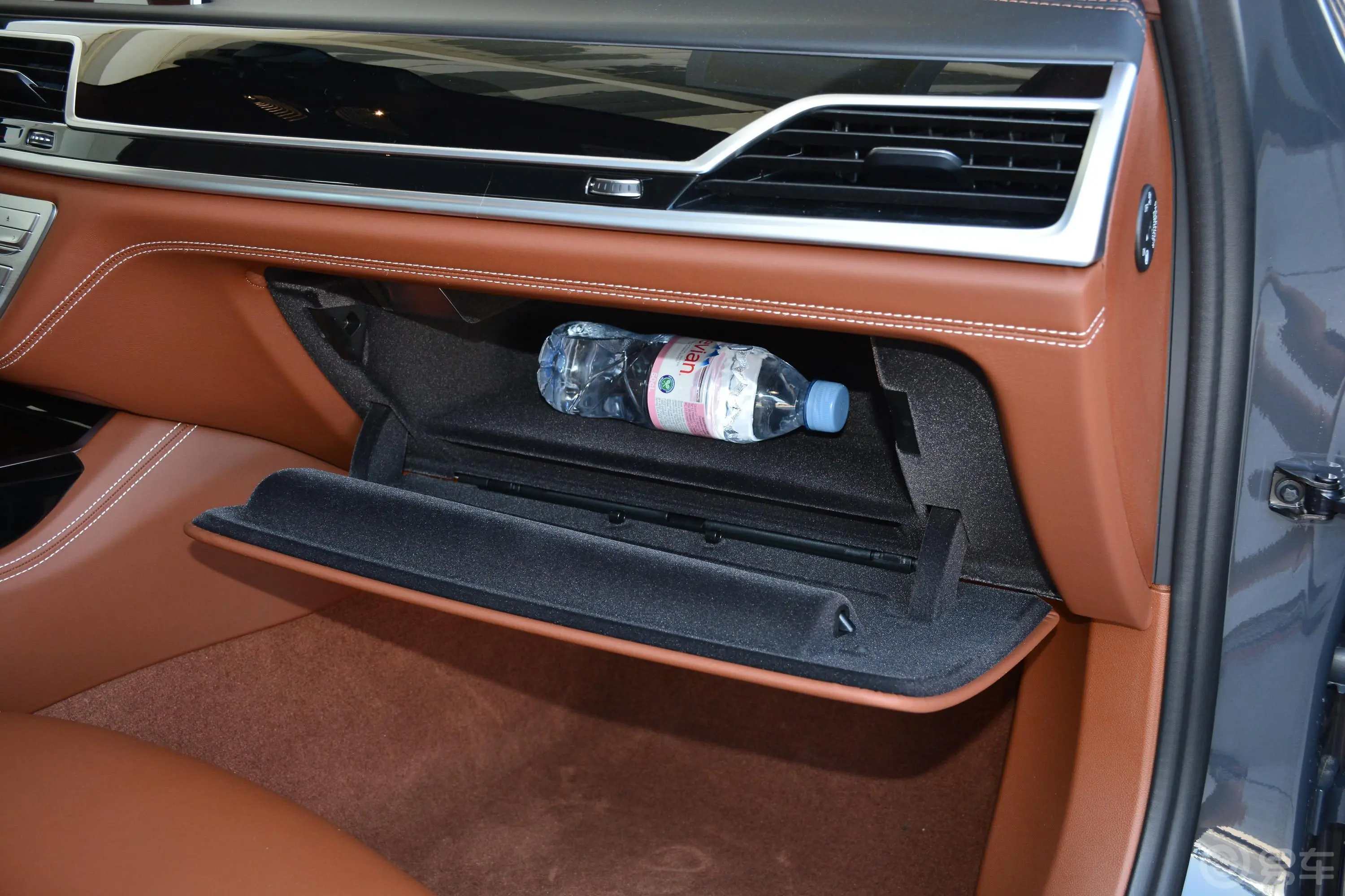 宝马7系740Li xDrive 行政型 豪华套装手套箱空间水瓶横置