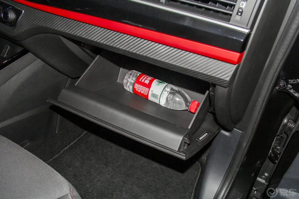 风行SX6改款 1.6L 手动 舒适版 国V手套箱空间水瓶横置