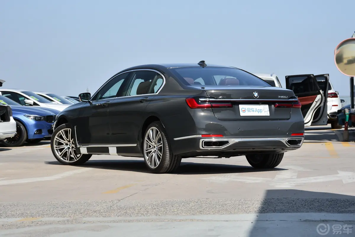 宝马7系740Li xDrive 行政型 豪华套装侧后45度车头向左水平