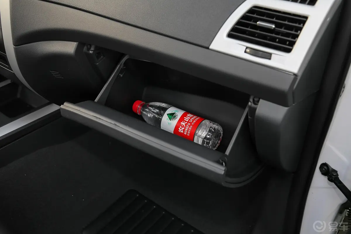 拓陆者E32.4L 手动 两驱 长箱 舒适版 汽油手套箱空间水瓶横置
