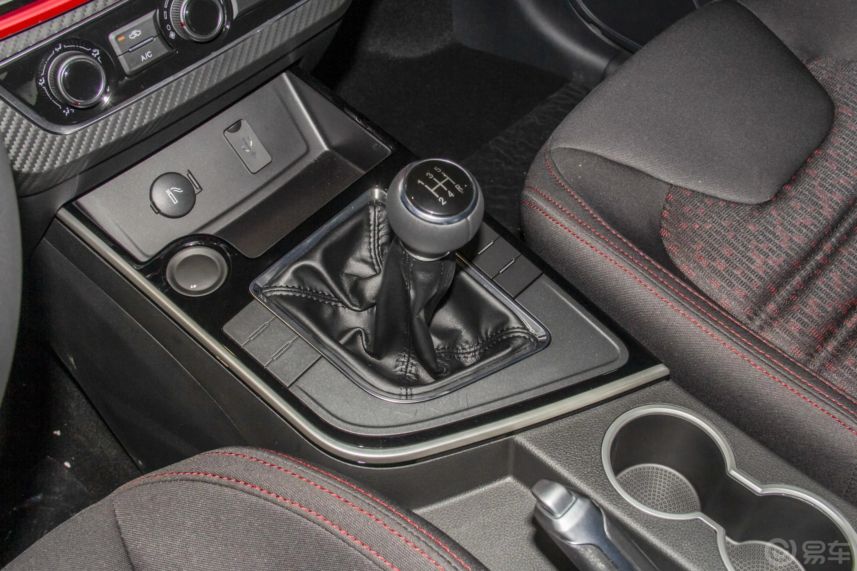 风行SX6改款 1.6L 手动 舒适版 国V换挡杆