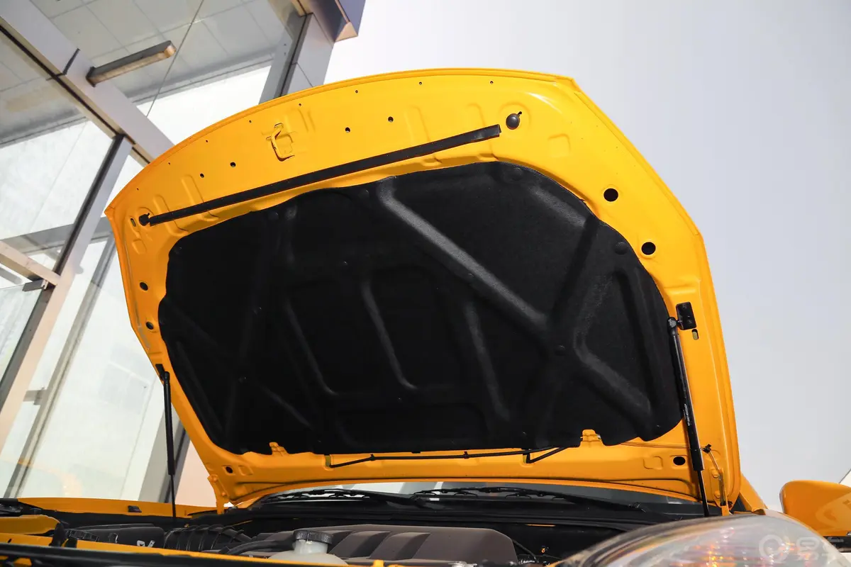 拓陆者E32.4L 手动 两驱 标箱 舒适版 汽油发动机舱盖内侧