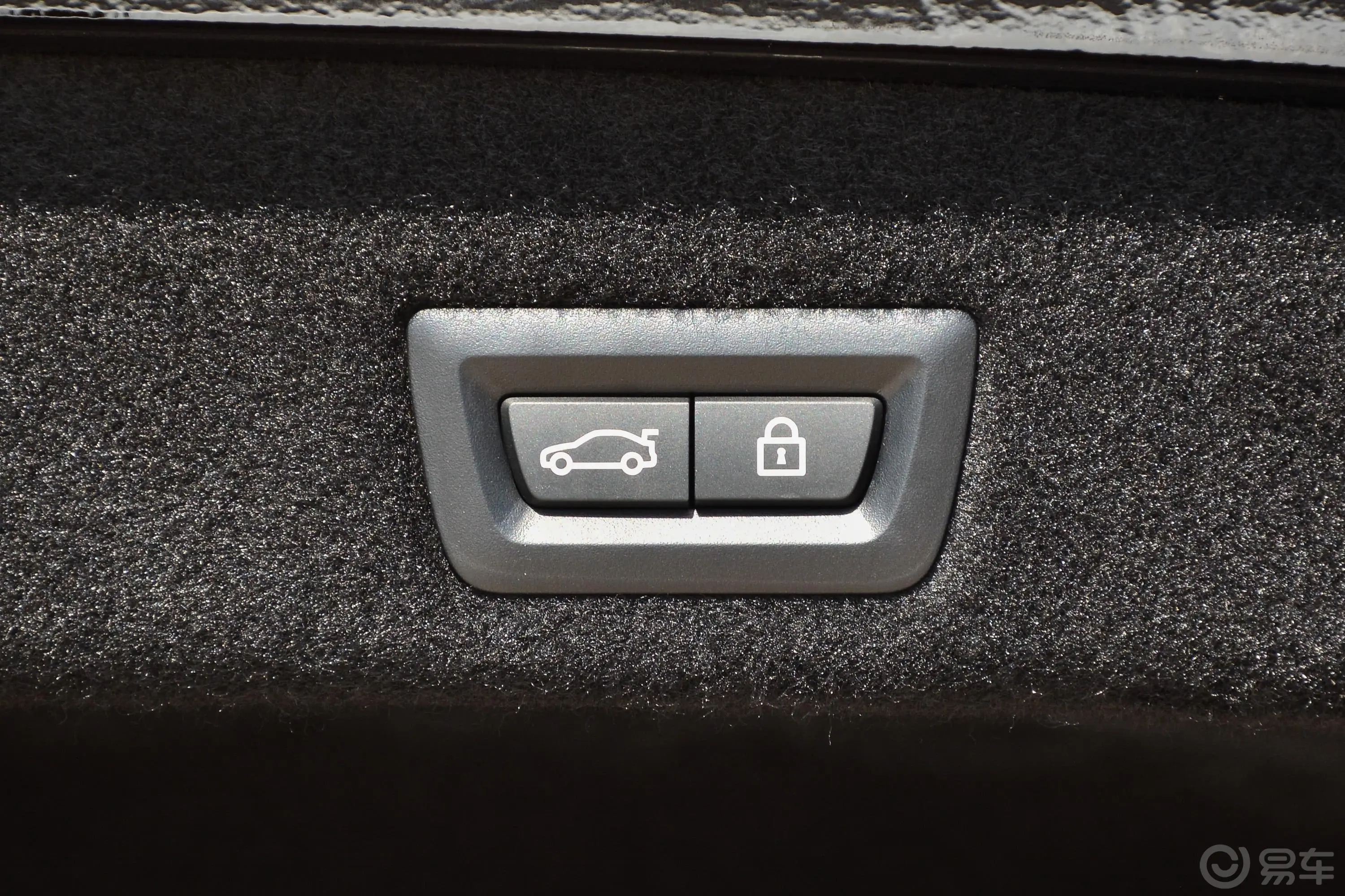 宝马7系740Li xDrive 行政型 M运动套装电动尾门按键（手动扶手）