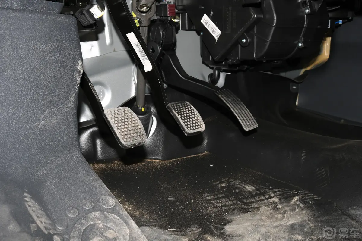 长安星卡1.5L 单排 仓栅车标准版脚踏板