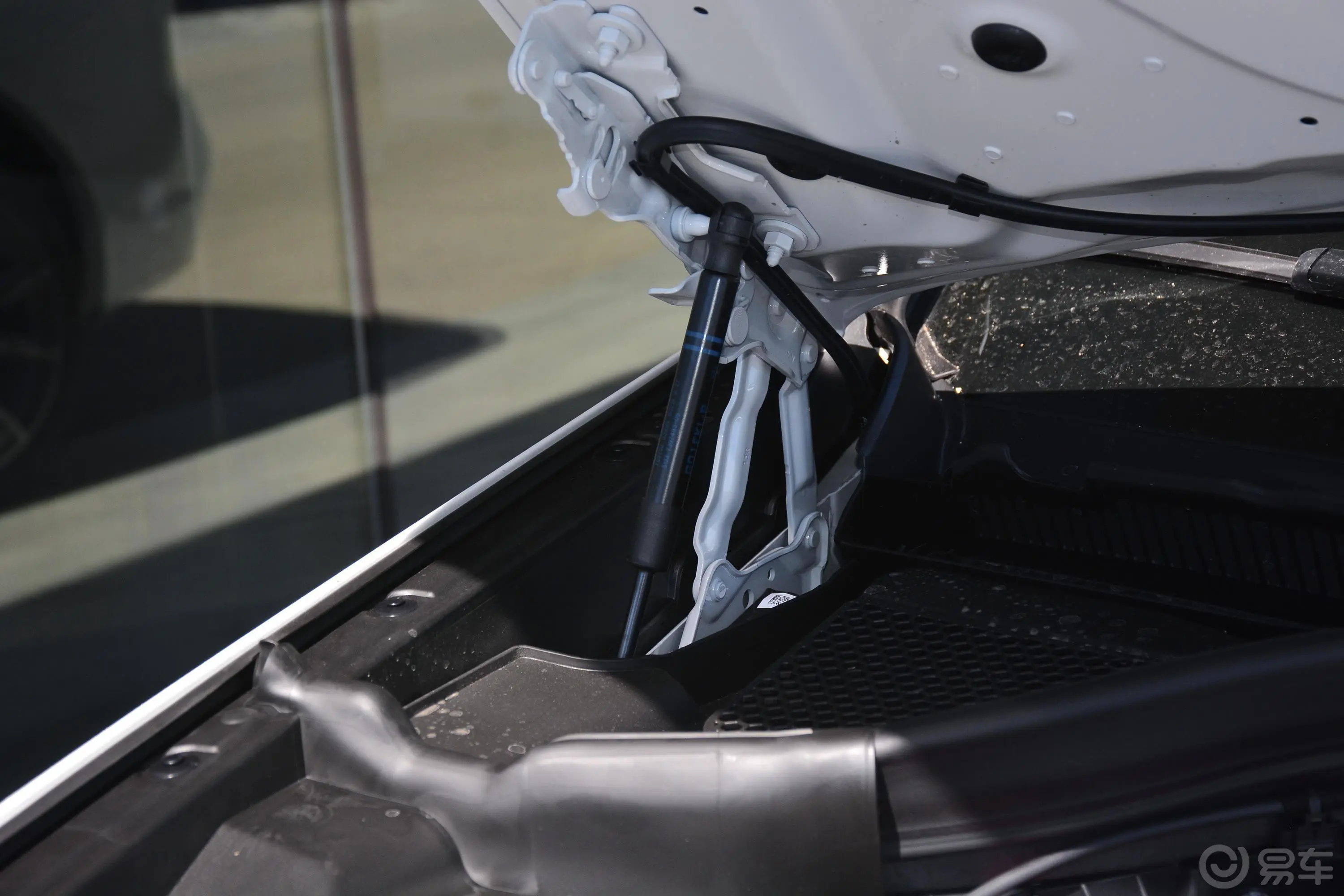宝马X3xDrive 30i 领先型 M运动套装发动机舱盖内侧