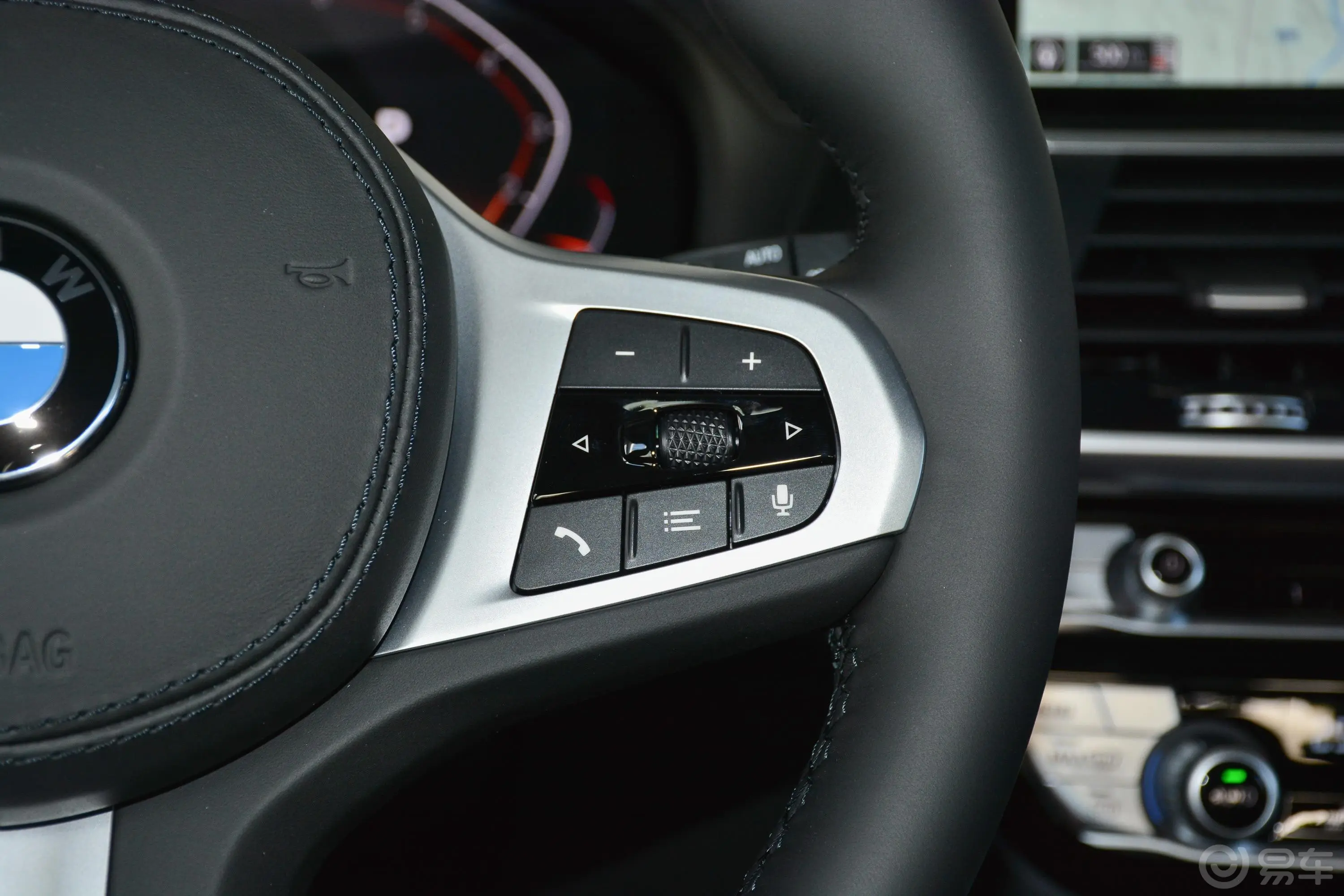 宝马X3xDrive 25i M运动套装右侧方向盘功能按键