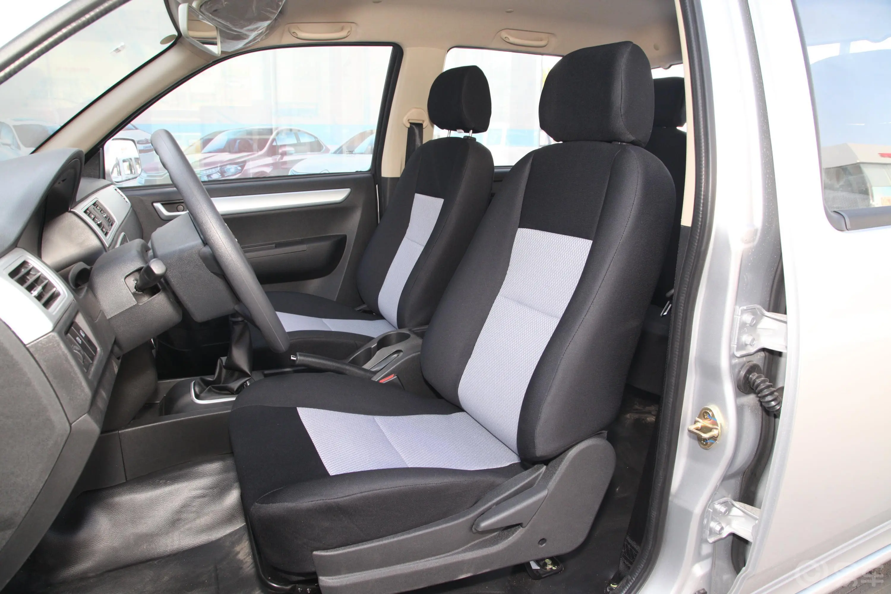 神骐F301.5L 手动 双排长轴 标准版 国VI驾驶员座椅
