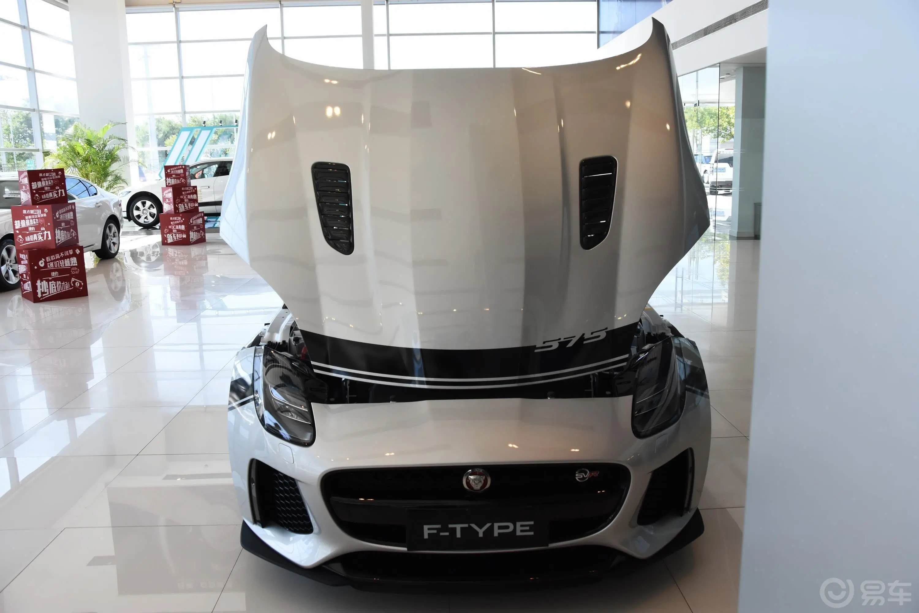 捷豹F-TYPE5.0T 四驱 SVR 硬顶版发动机舱整体