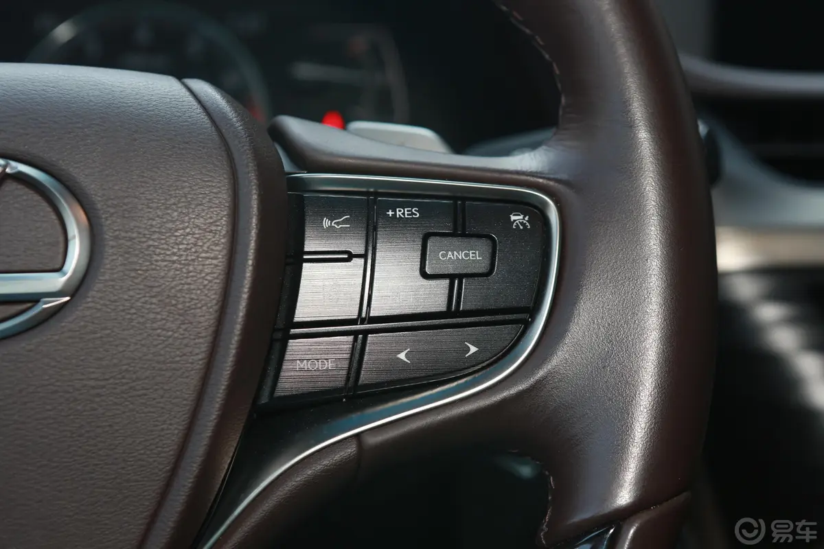 雷克萨斯ES200 豪华版右侧方向盘功能按键