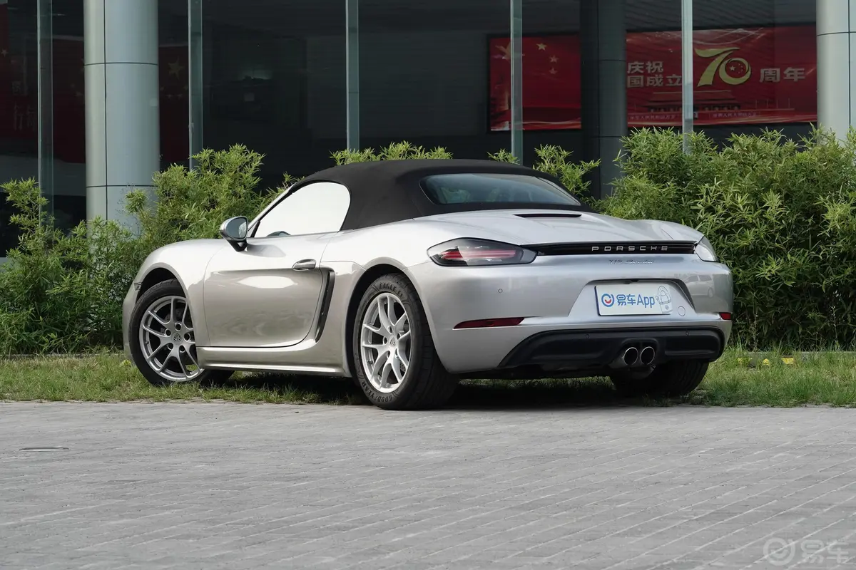 保时捷718Boxster T 2.0T侧后45度车头向左水平