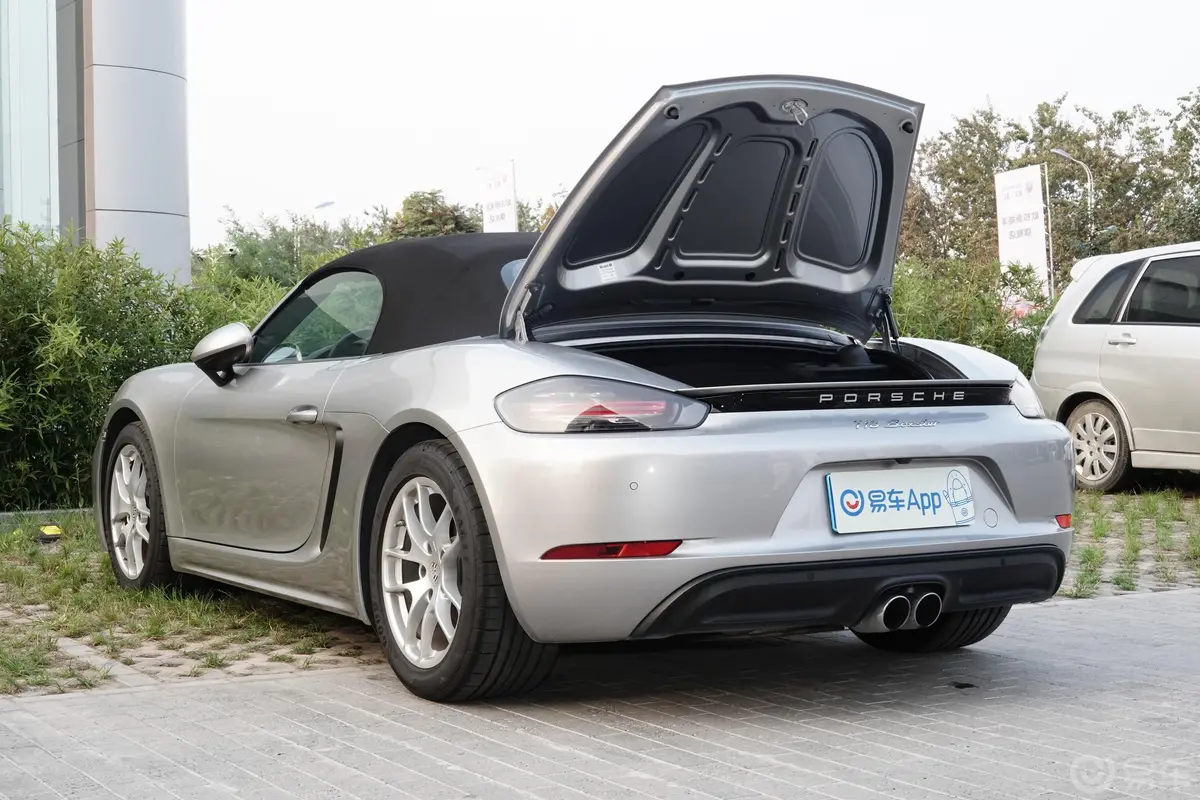 保时捷718Boxster T 2.0T后备厢开启45度侧拍