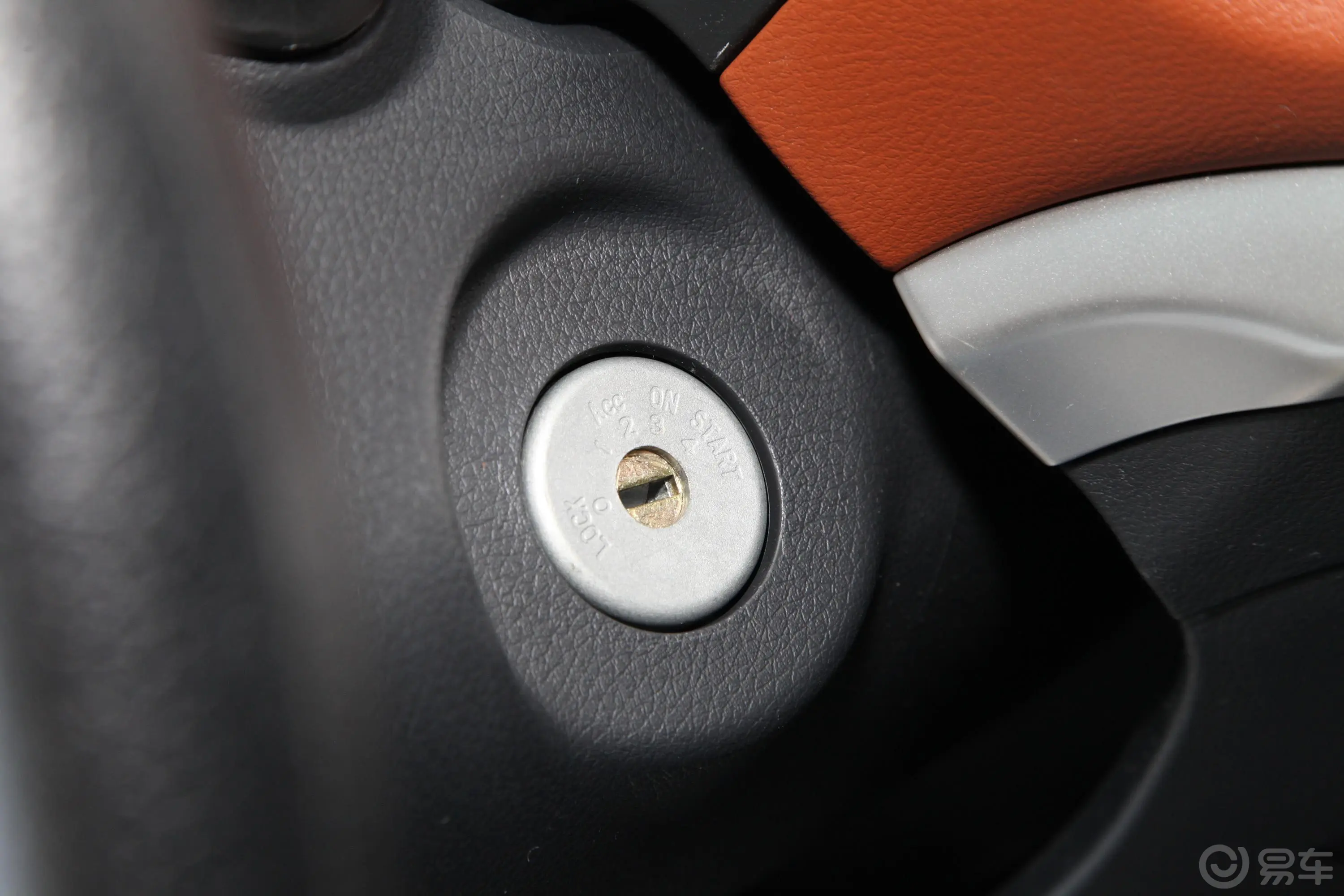 锐骐62.4L 手动 两驱 豪华版 汽油 国VI钥匙孔或一键启动按键
