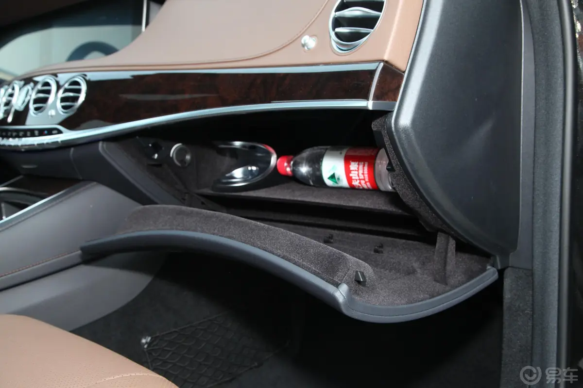 奔驰S级S 350 L 尊贵型 臻藏版手套箱空间水瓶横置
