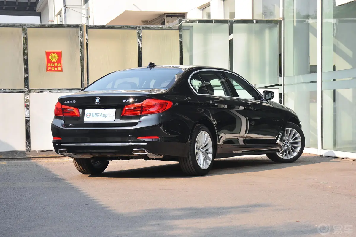 宝马5系530Li xDrive 豪华套装侧后45度车头向右水平