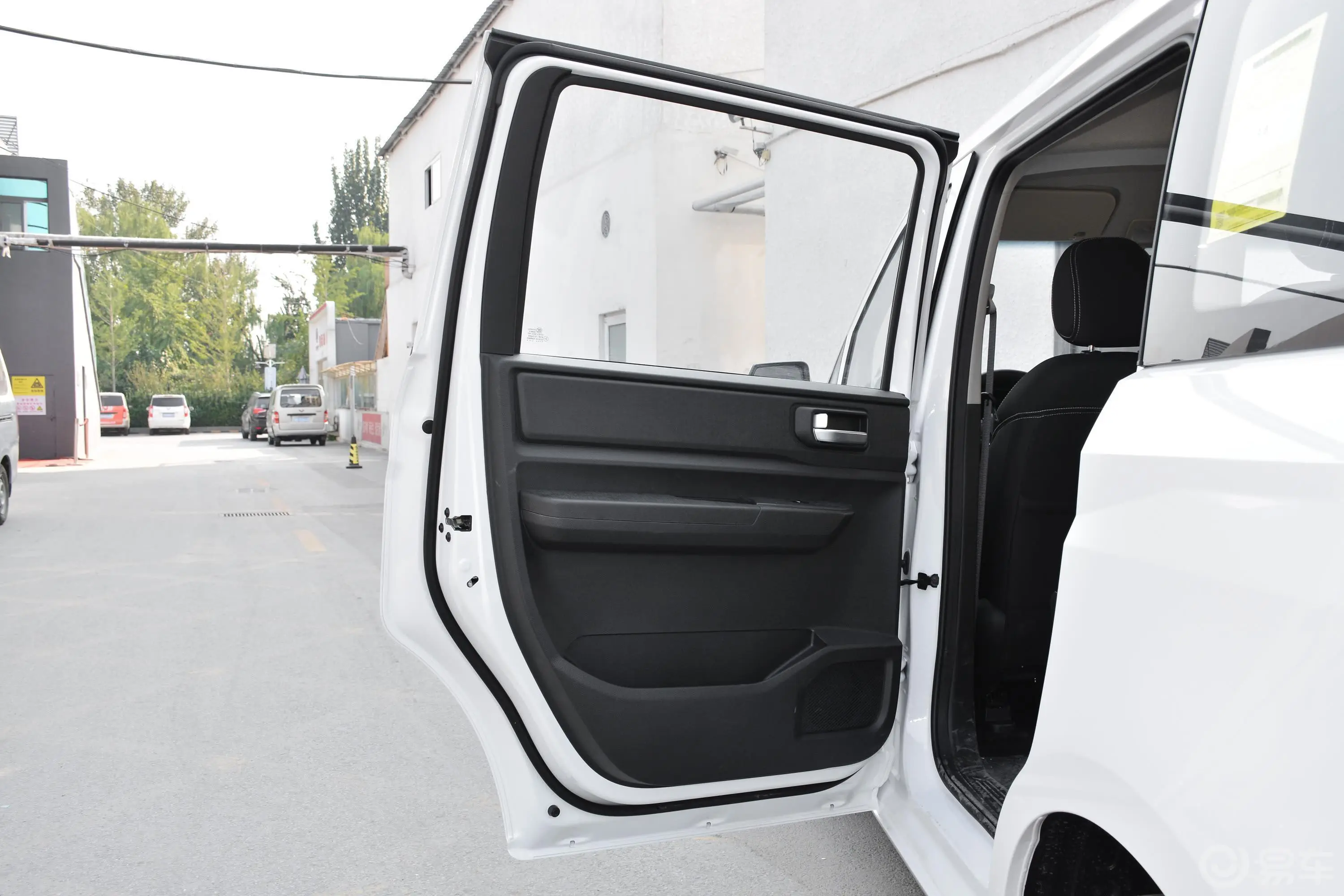 五菱宏光PLUS1.5T 手动 舒适型 7座驾驶员侧后车门