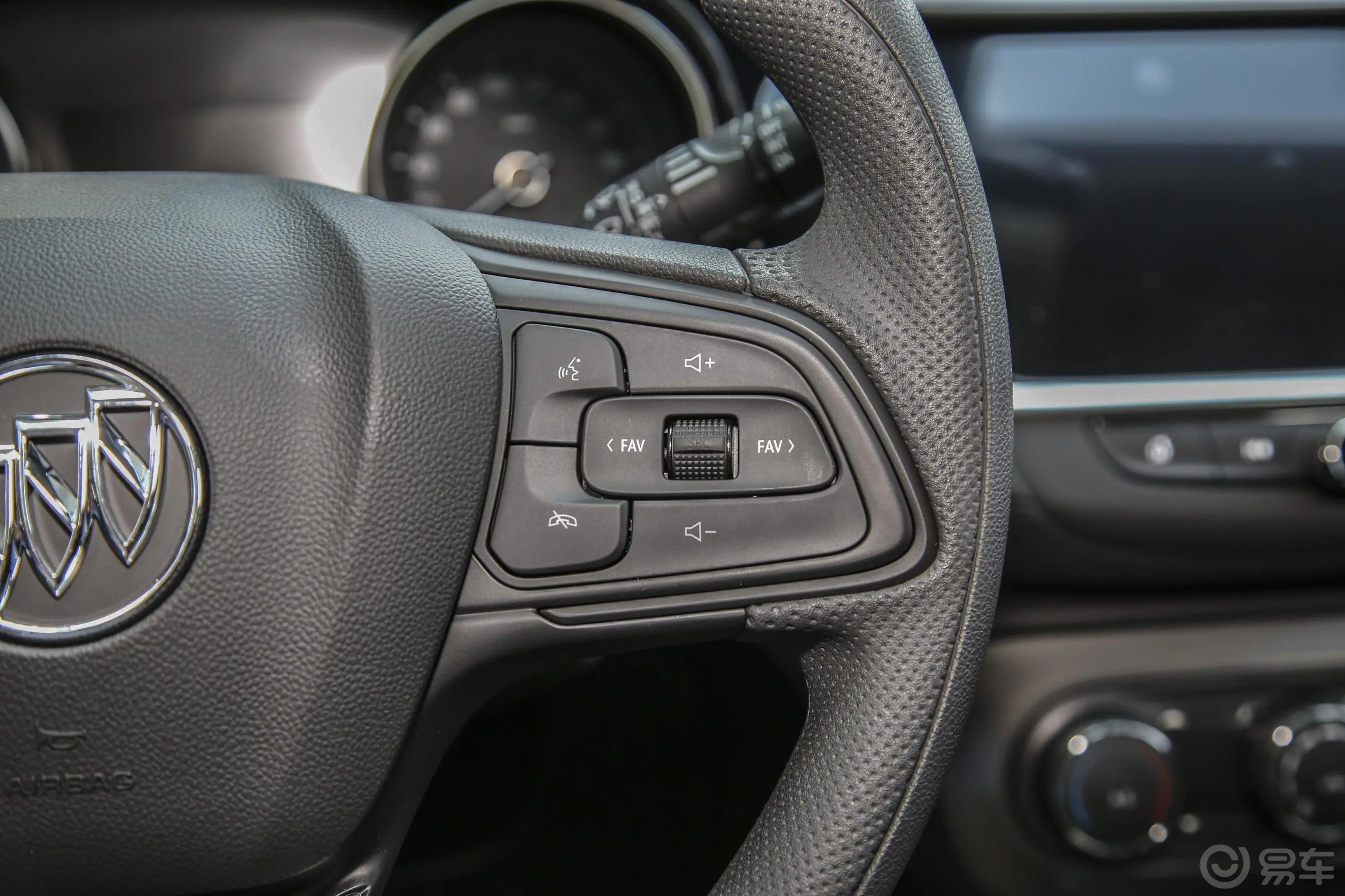 昂科拉GX20T CVT 两驱 舒适型右侧方向盘功能按键