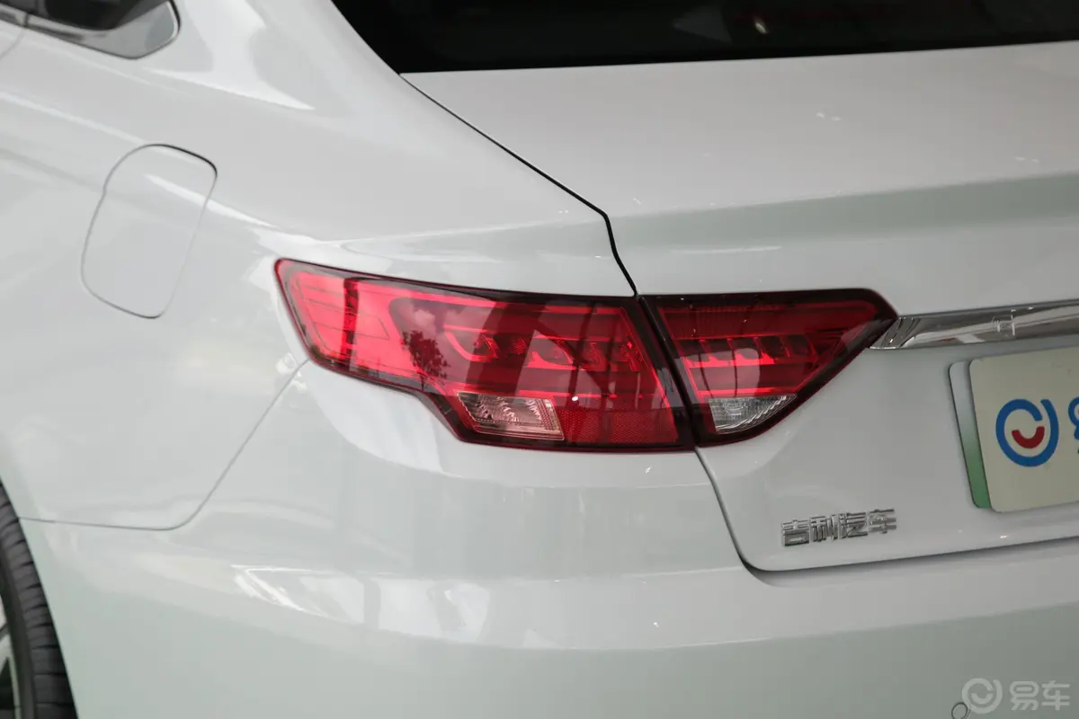 帝豪GL PHEV1.5TD 双离合 智悦型尾灯侧45度俯拍