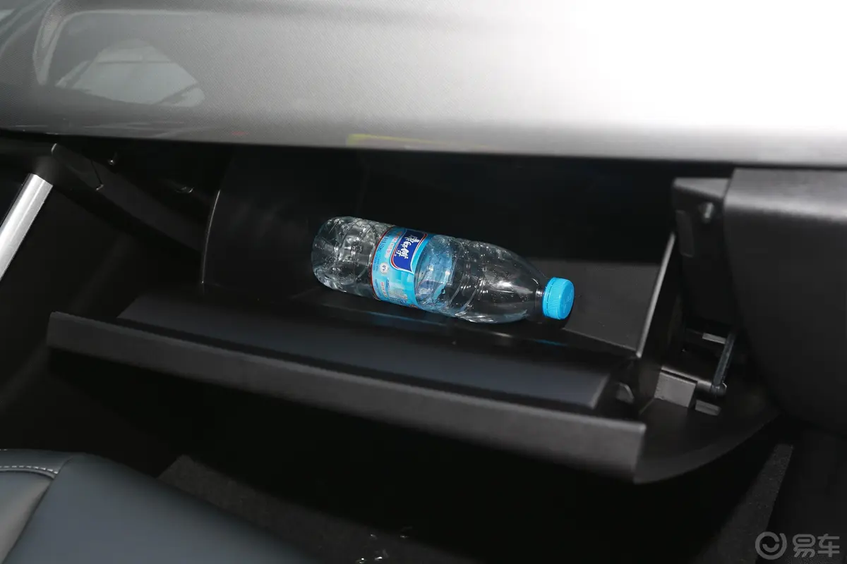 艾瑞泽5Pro 1.5L 手动 超值版 国Ⅵ手套箱空间水瓶横置