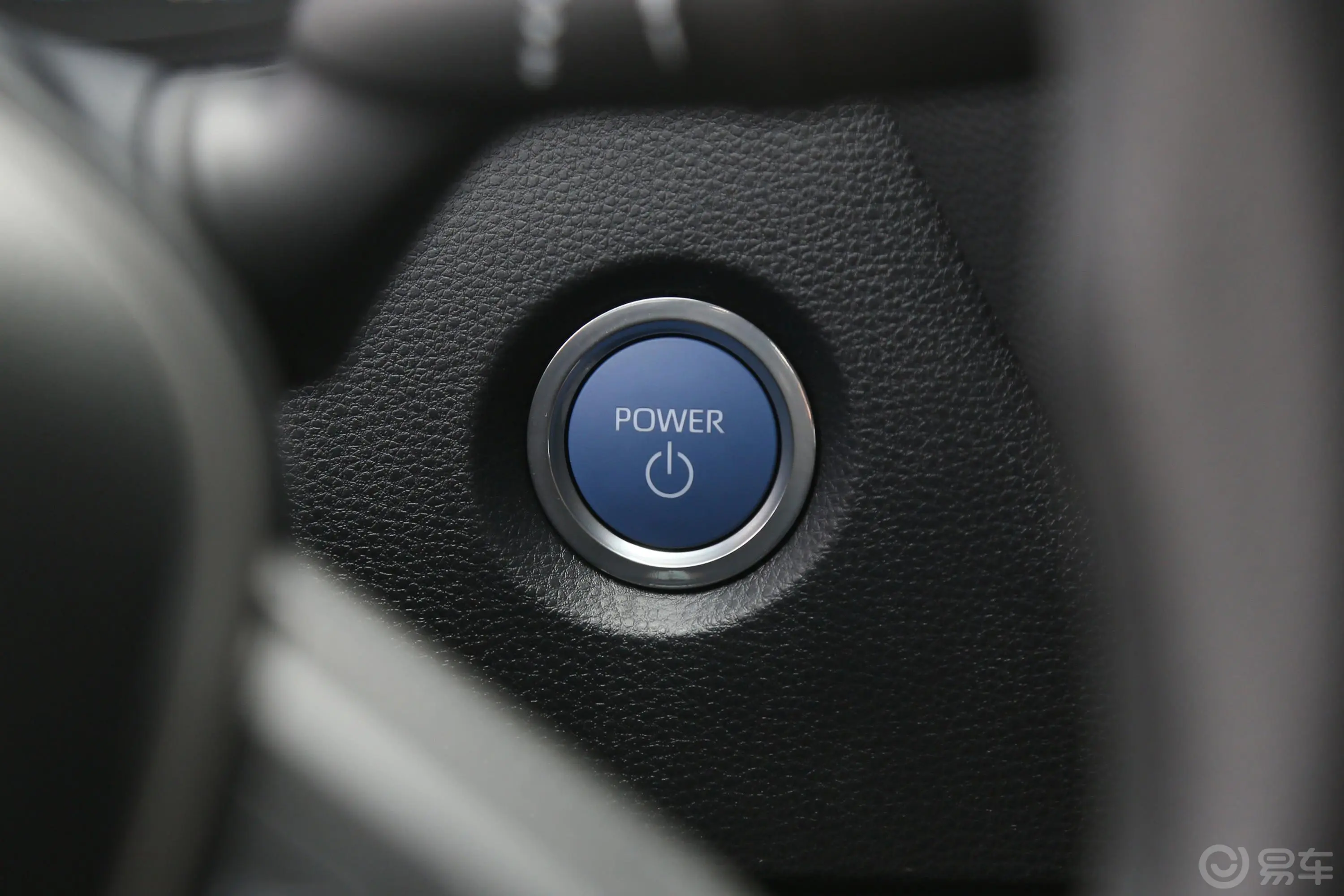 卡罗拉双擎 1.8L E-CVT 先锋版钥匙孔或一键启动按键