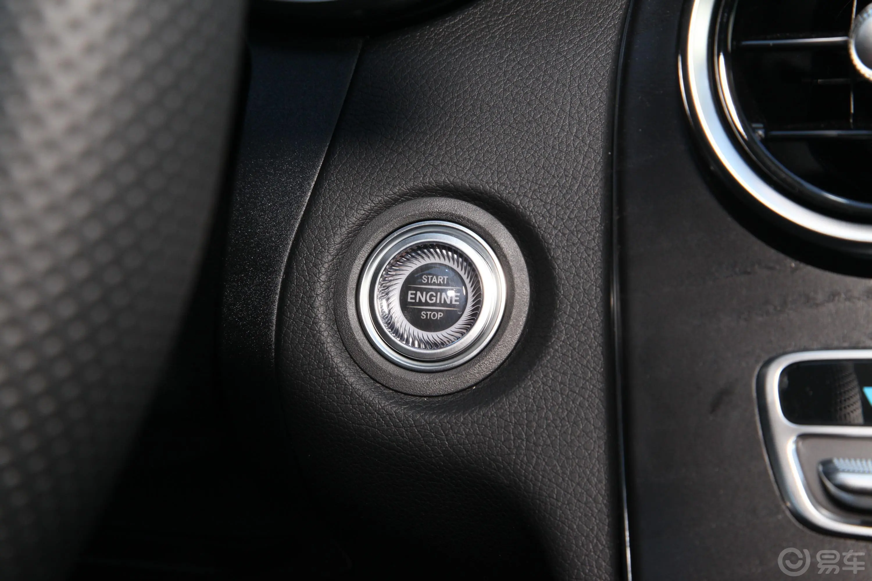 奔驰C级C 200 L 动感型运动版钥匙孔或一键启动按键