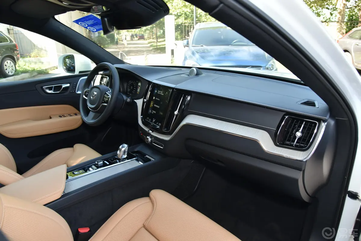 沃尔沃XC60新能源T8 智雅豪华版内饰全景副驾驶员方向