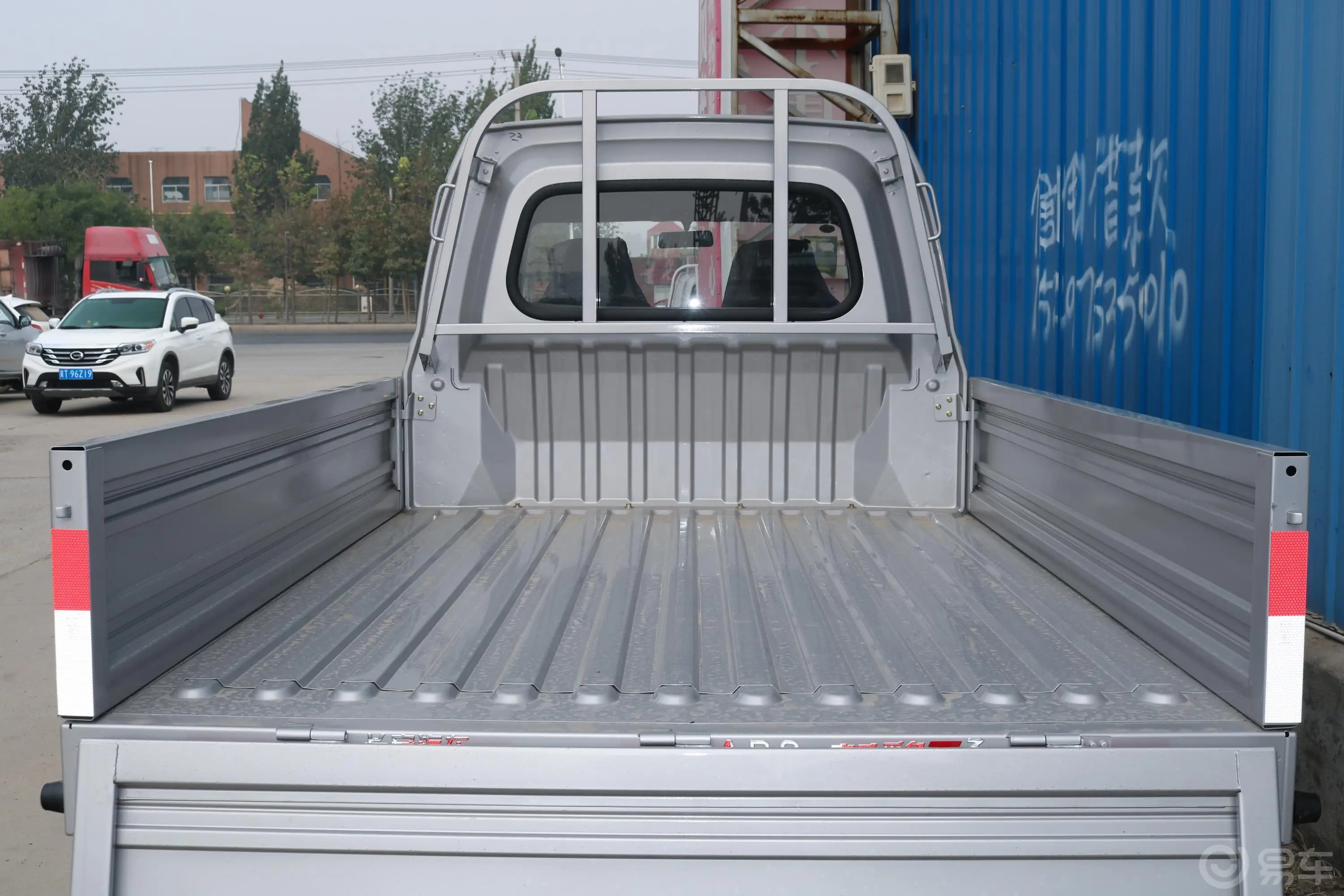 新豹T3栏板 1.2L 双排货箱2220后备厢空间特写