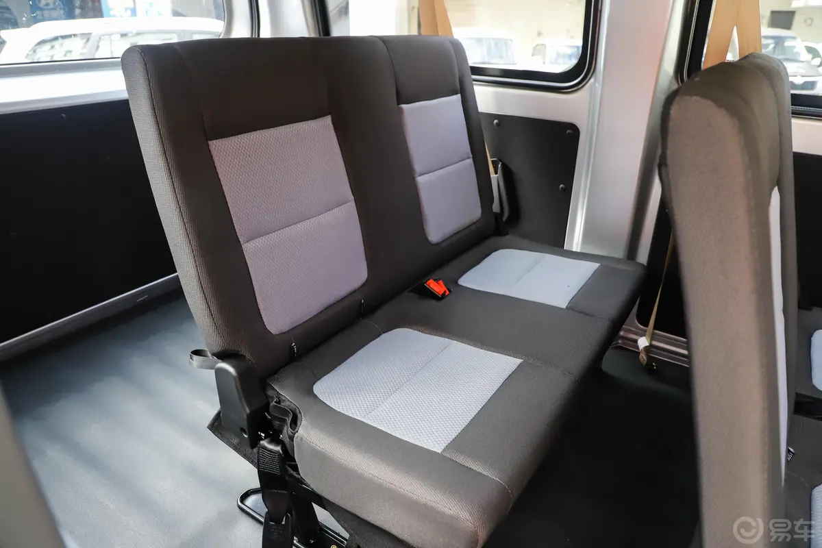 睿行M601.5L 手动 标准型 6座 国VI第三排座椅