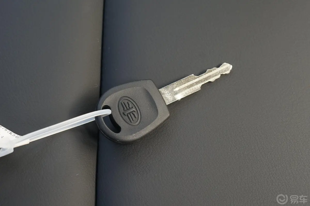 奔腾B301.6L 手自一体 舒适型钥匙正面