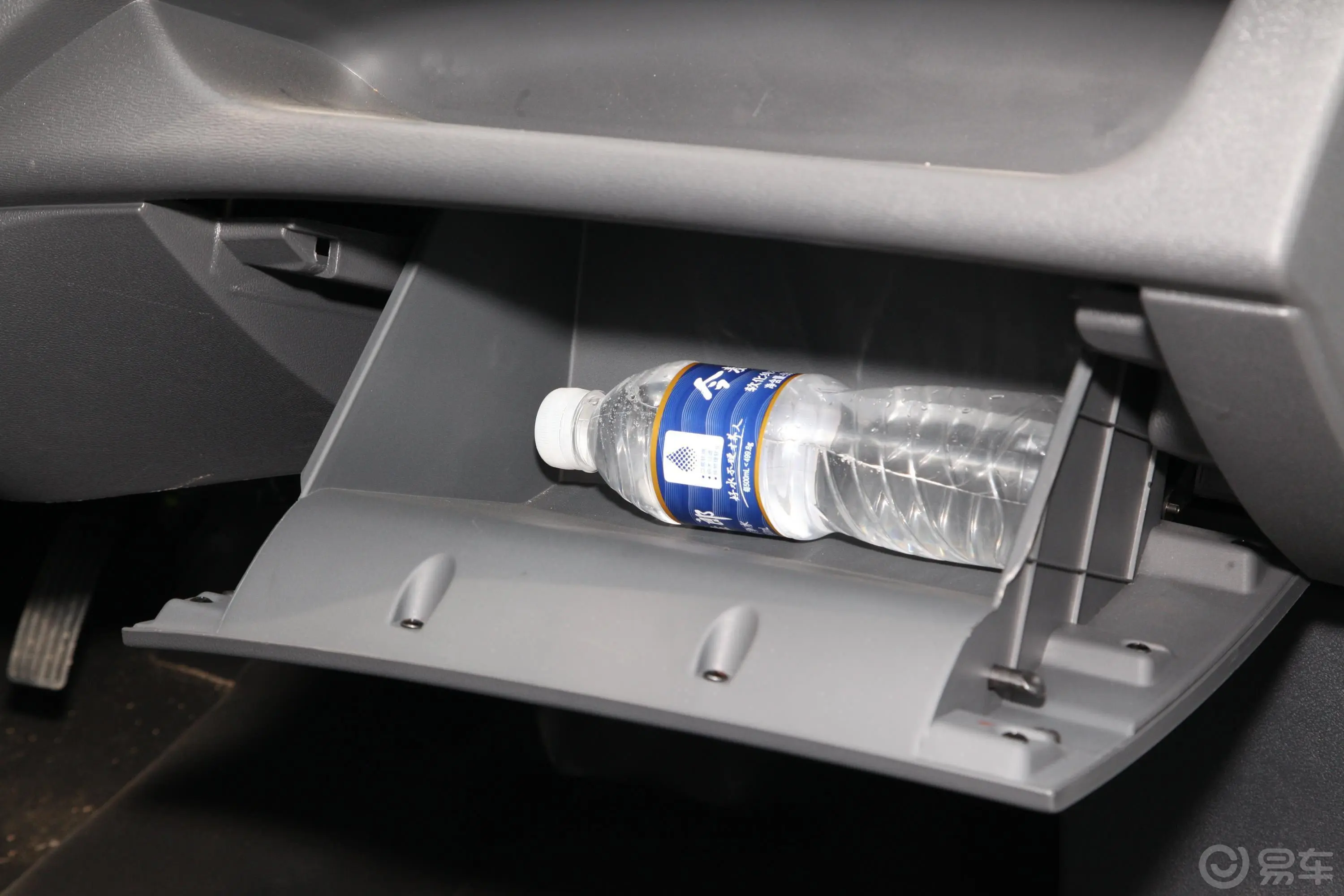 长安星卡1.5L 单排 货柜车标准版手套箱空间水瓶横置
