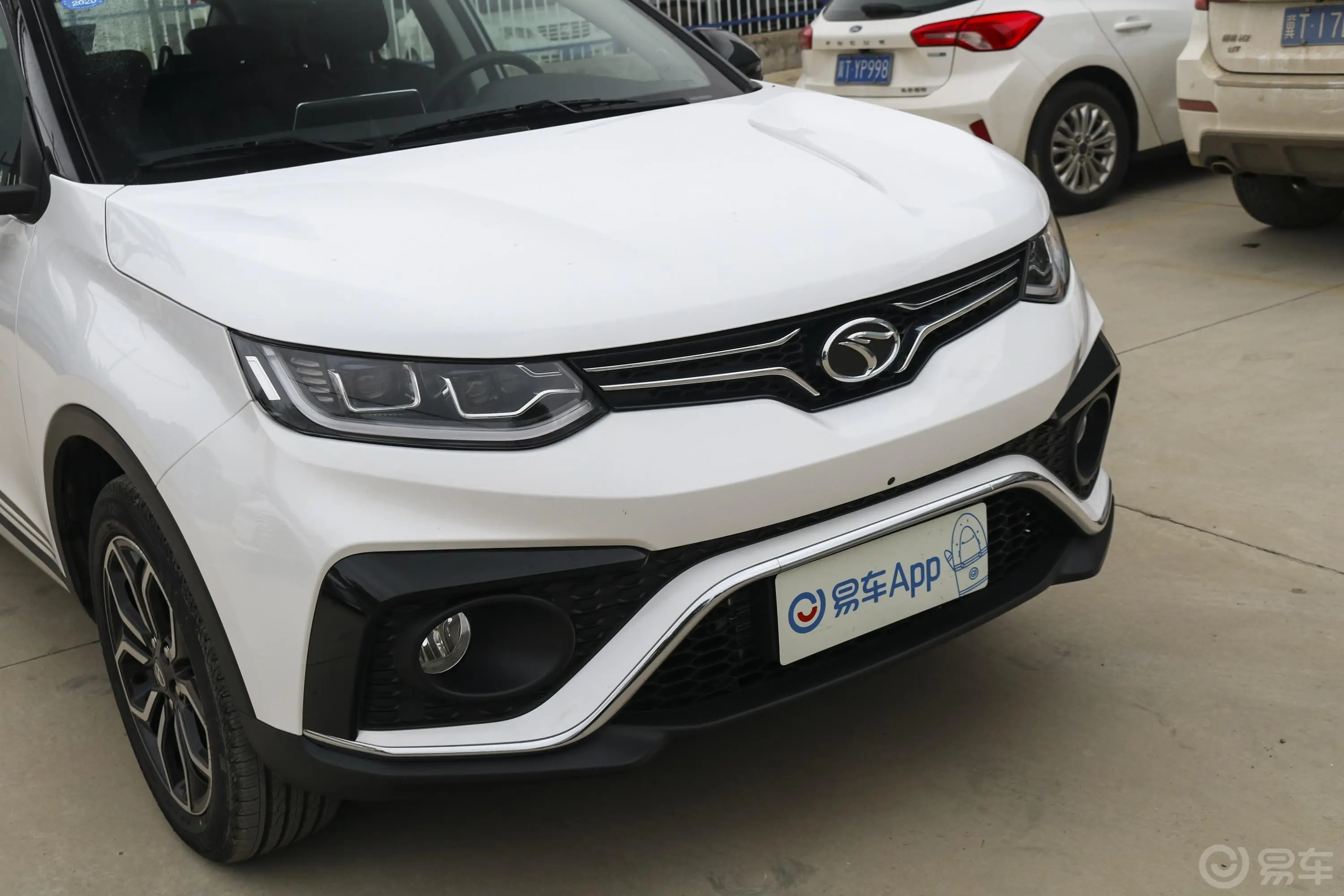 东南DX51.5T CVT 旗舰型前格栅侧俯拍