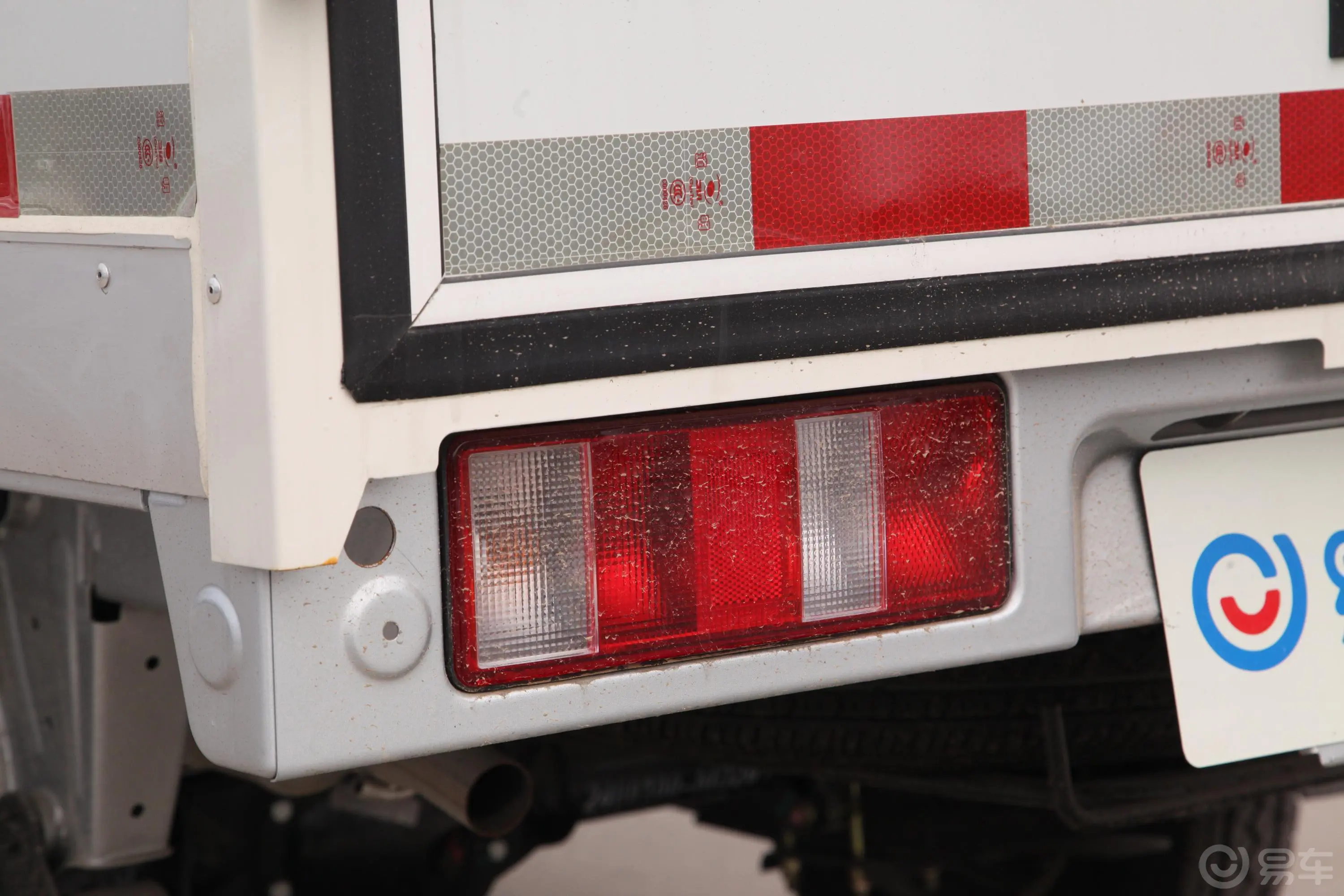 长安星卡1.5L 单排 货柜车标准版尾灯侧45度俯拍
