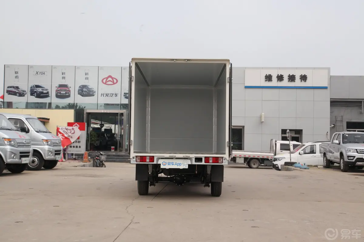 长安星卡1.5L 单排 货柜车标准版空间