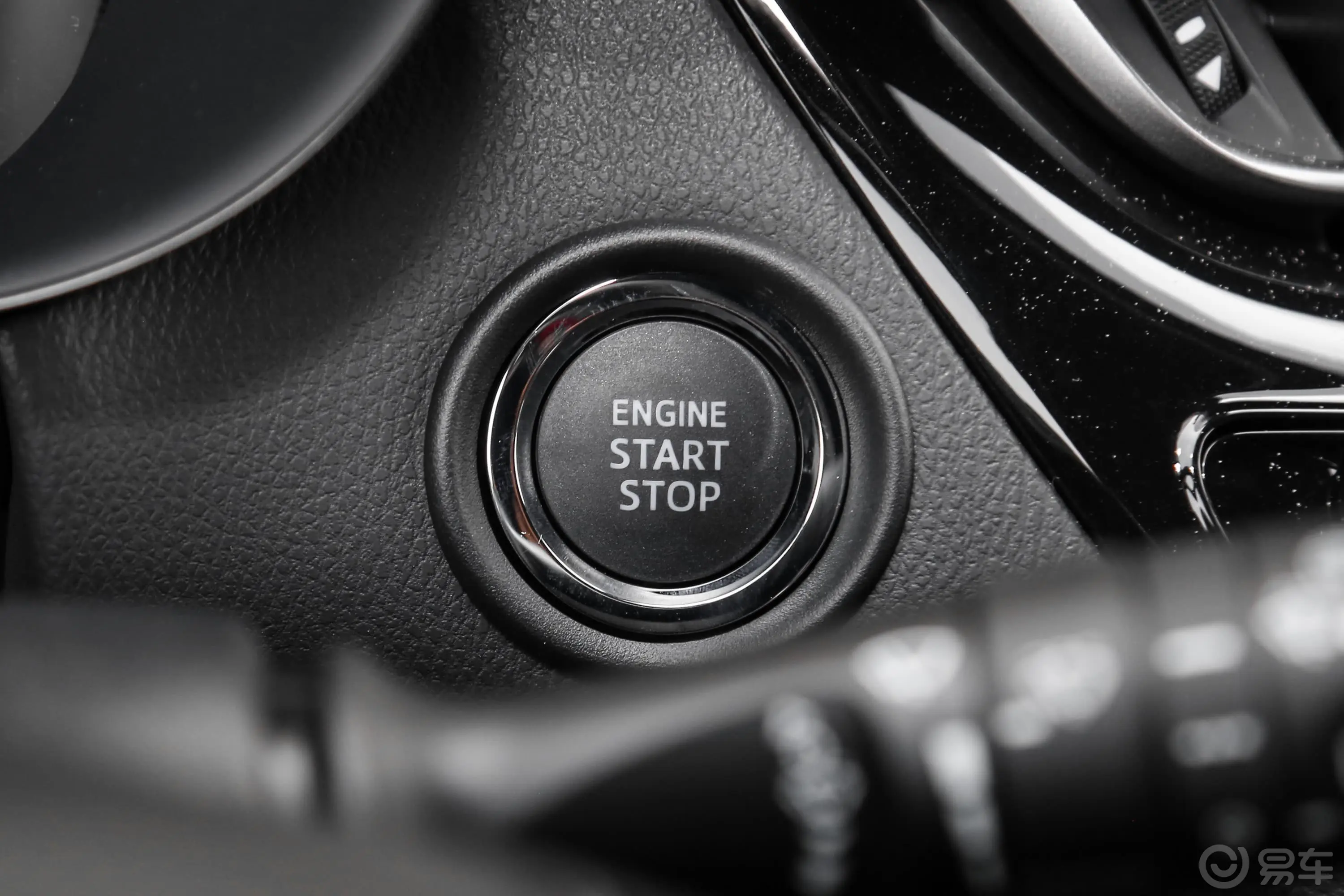 丰田C-HR2.0L CVT 旗舰天窗版 国V钥匙孔或一键启动按键