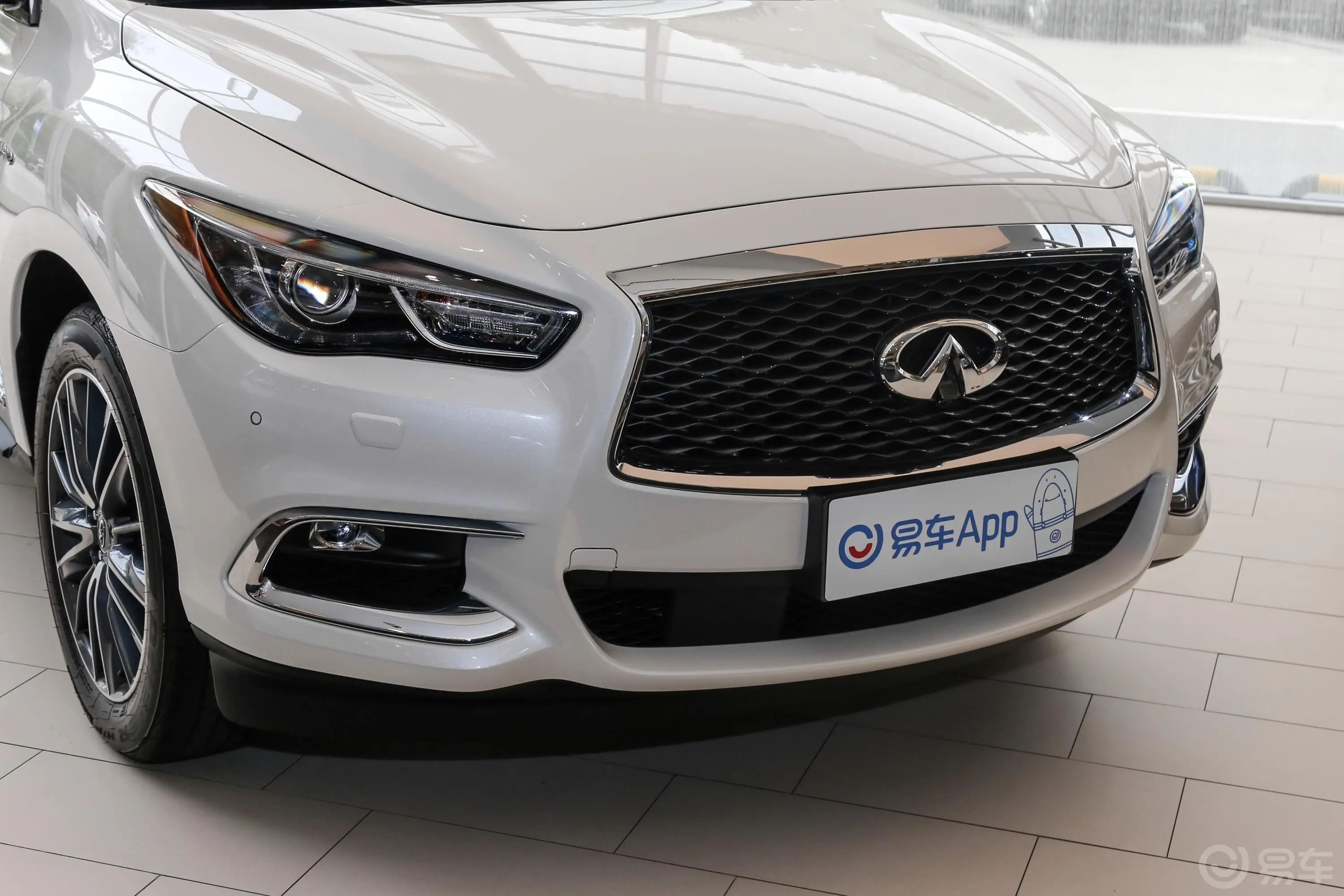 英菲尼迪QX60(进口)2.5 S/C Hybrid 卓越版前格栅侧俯拍