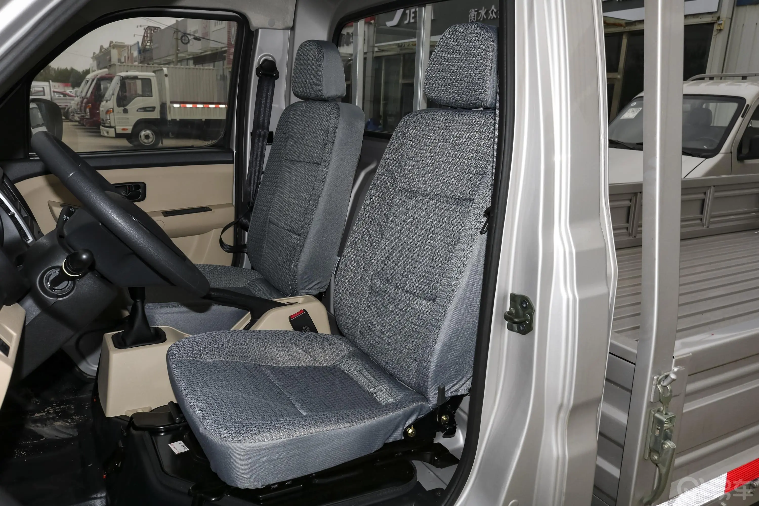 新豹T51.5L 中配型单排后单轮标准货箱驾驶员座椅