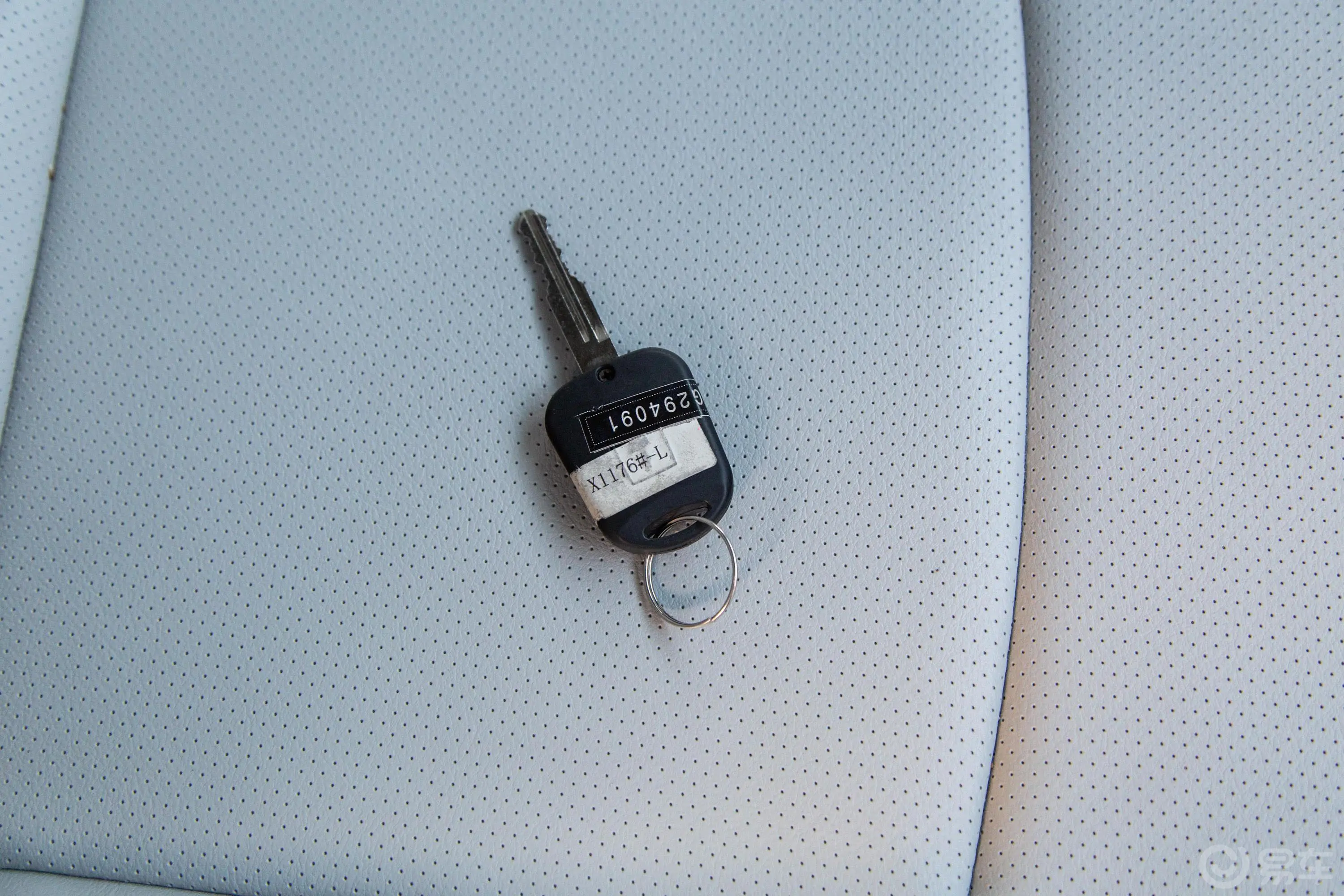 新海狮S厢货 1.6L 手动 商务版 2座 国VI钥匙正面
