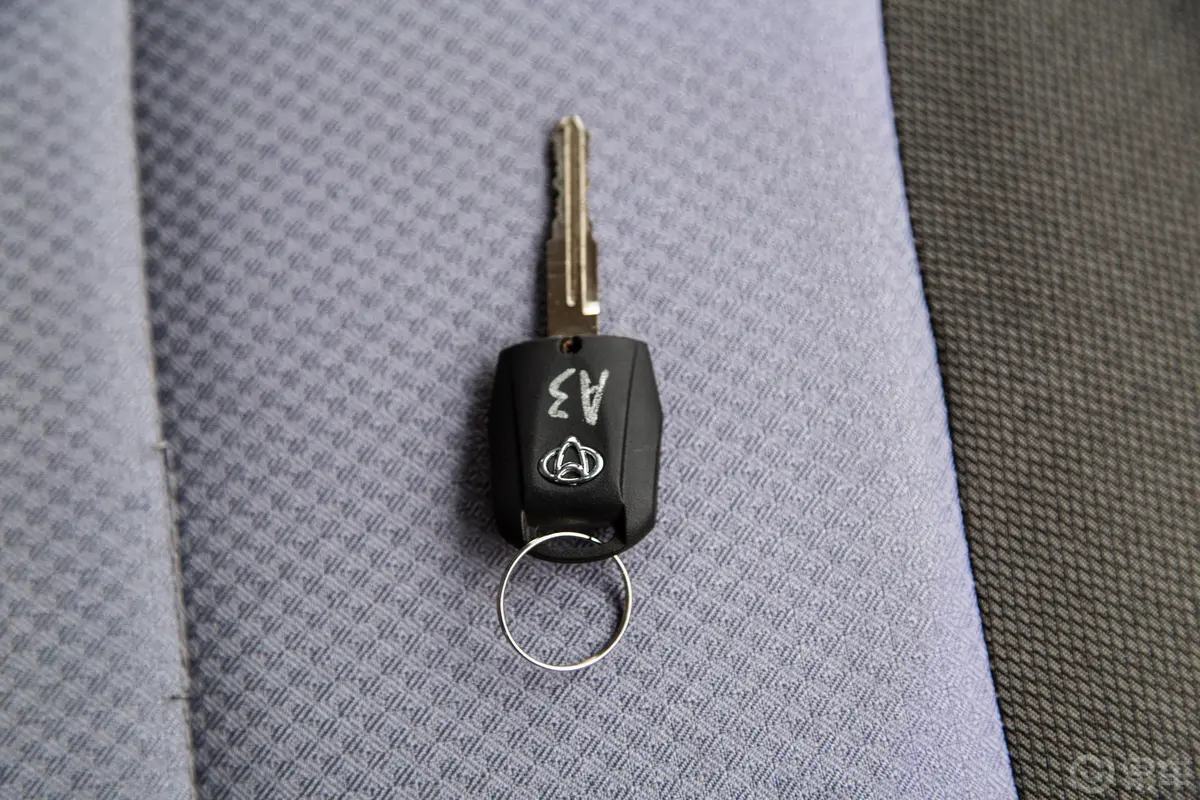 睿行M701.5L 手动 舒适型 背掀门 6座 国VI钥匙正面