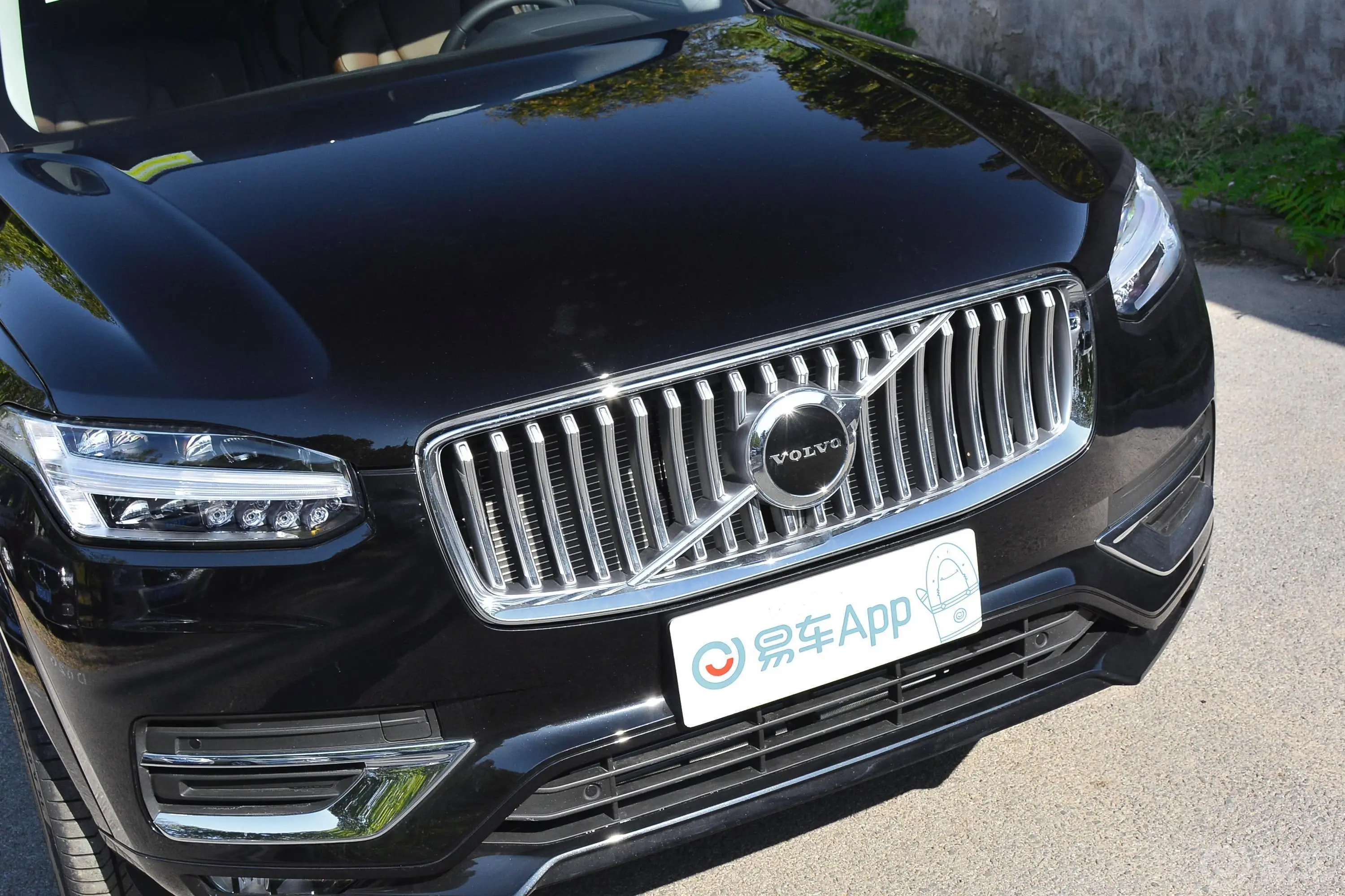 沃尔沃XC90T5 智行豪华版 5座前格栅侧俯拍