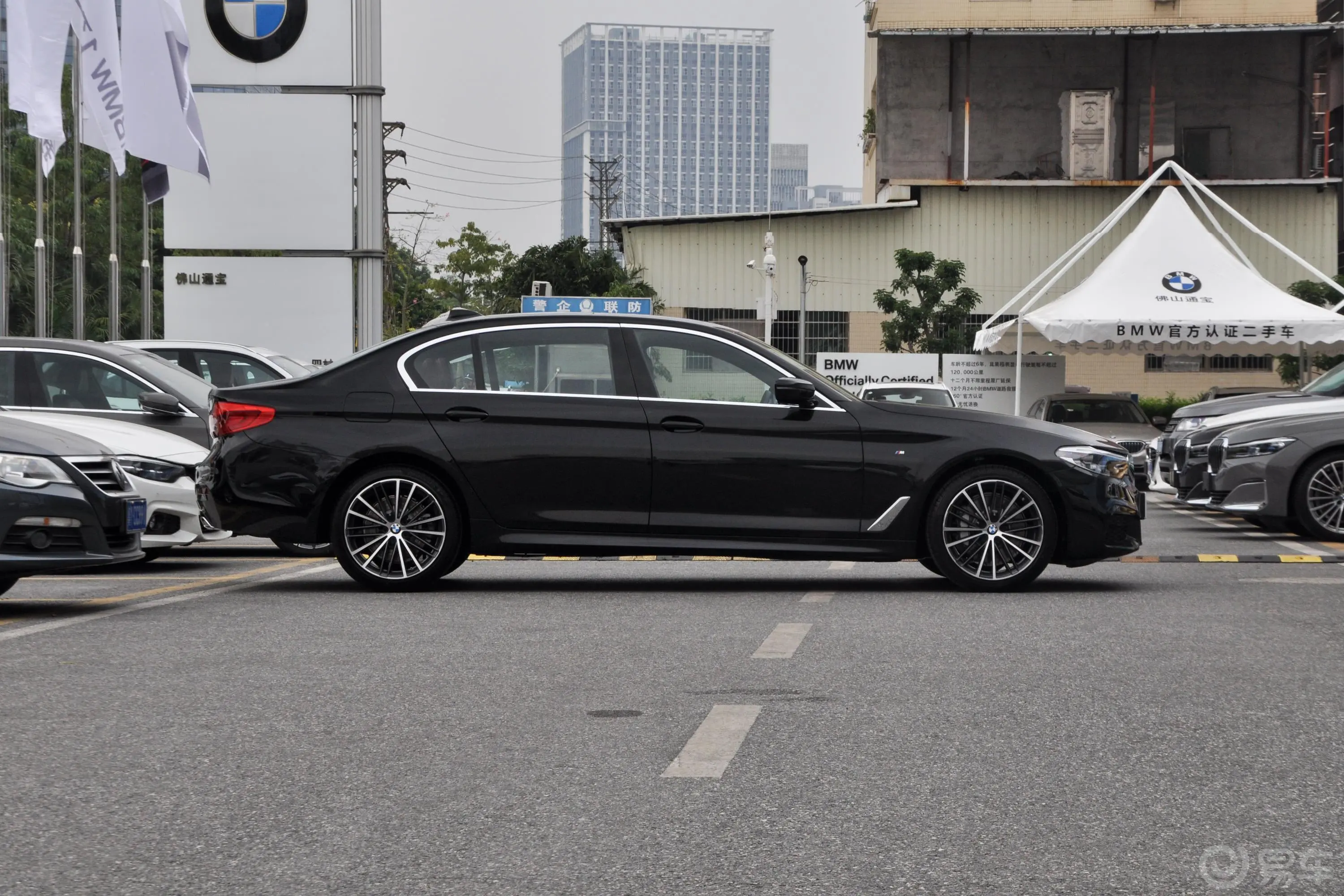 宝马5系530Li xDrive M运动套装正侧车头向右水平