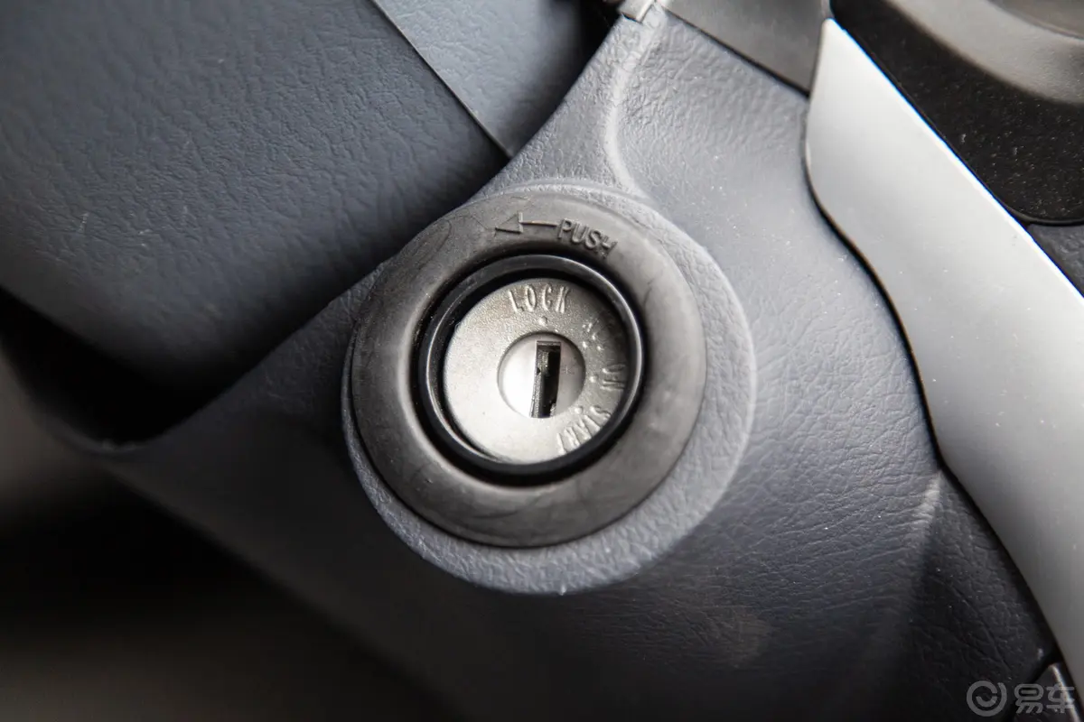 开沃D10纯电动厢式运输车高顶钥匙孔或一键启动按键