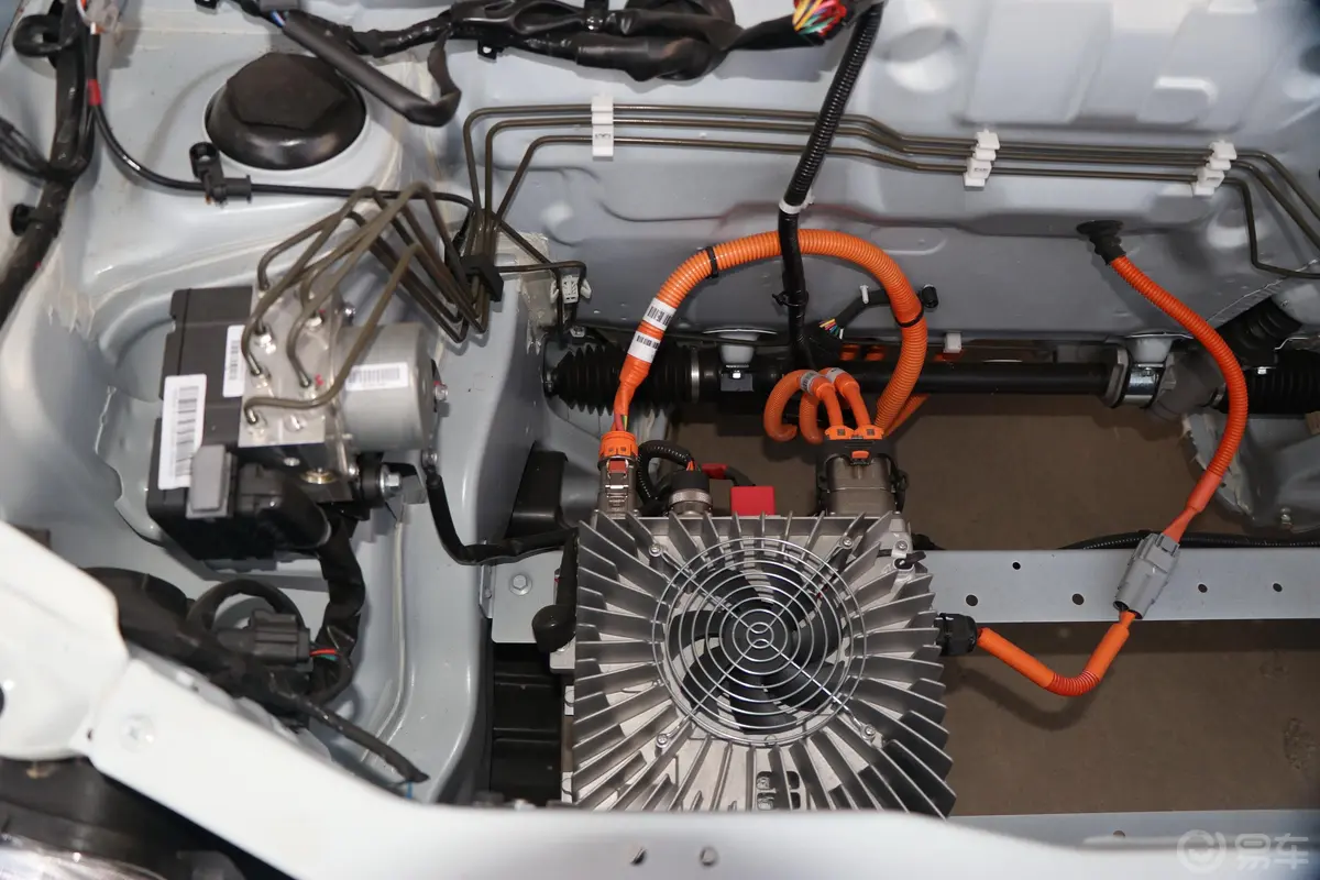 北汽EV210度版 1.8kW车载充电机+电动空调 2座外观