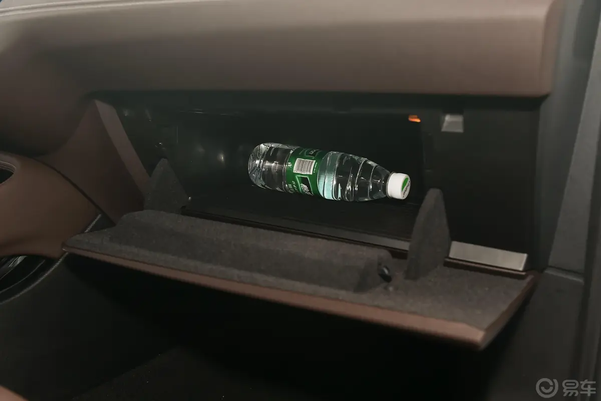 宝马X2sDrive25i 领先型M运动套装手套箱空间水瓶横置