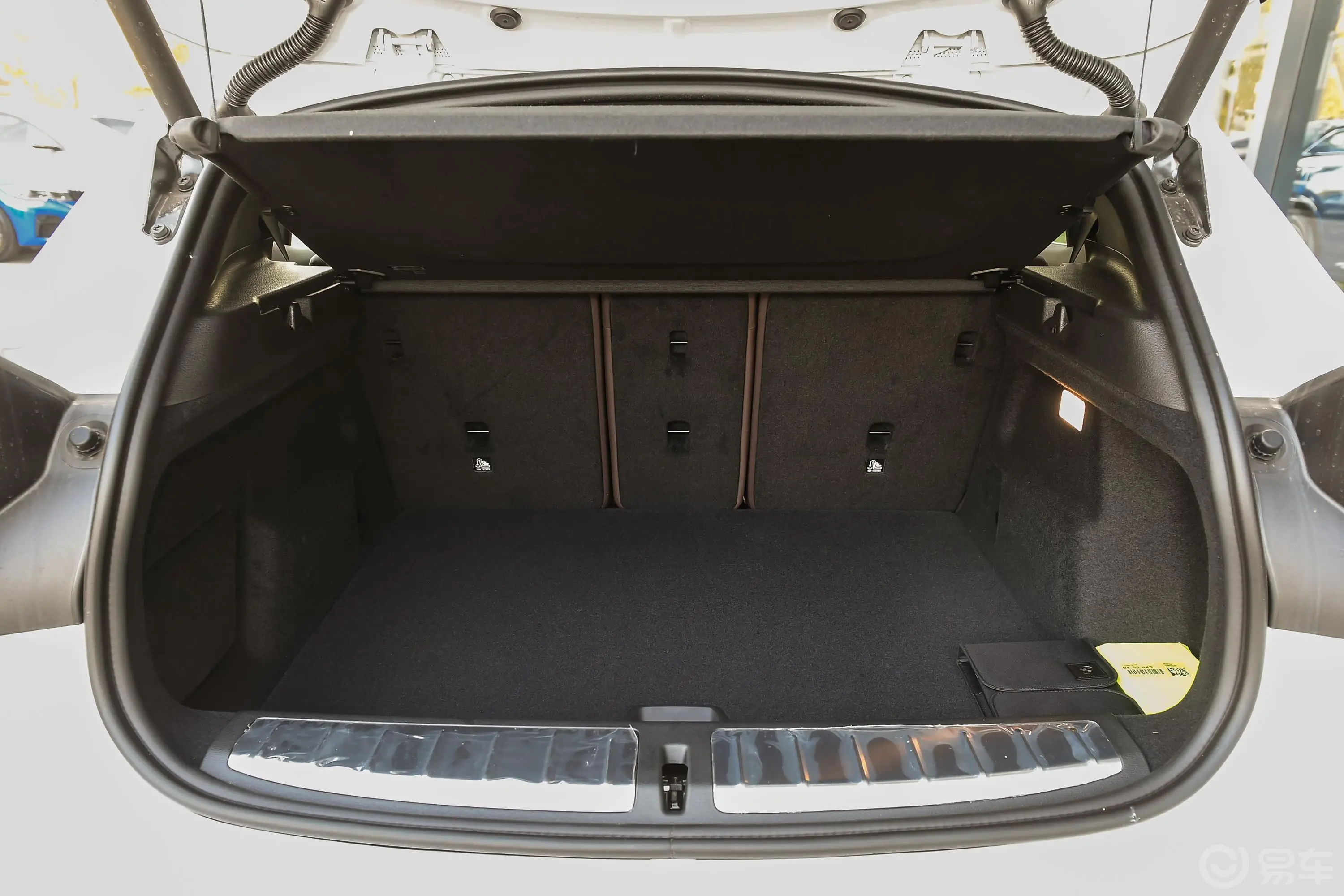 宝马X2sDrive25i 领先型M运动套装后备厢空间特写