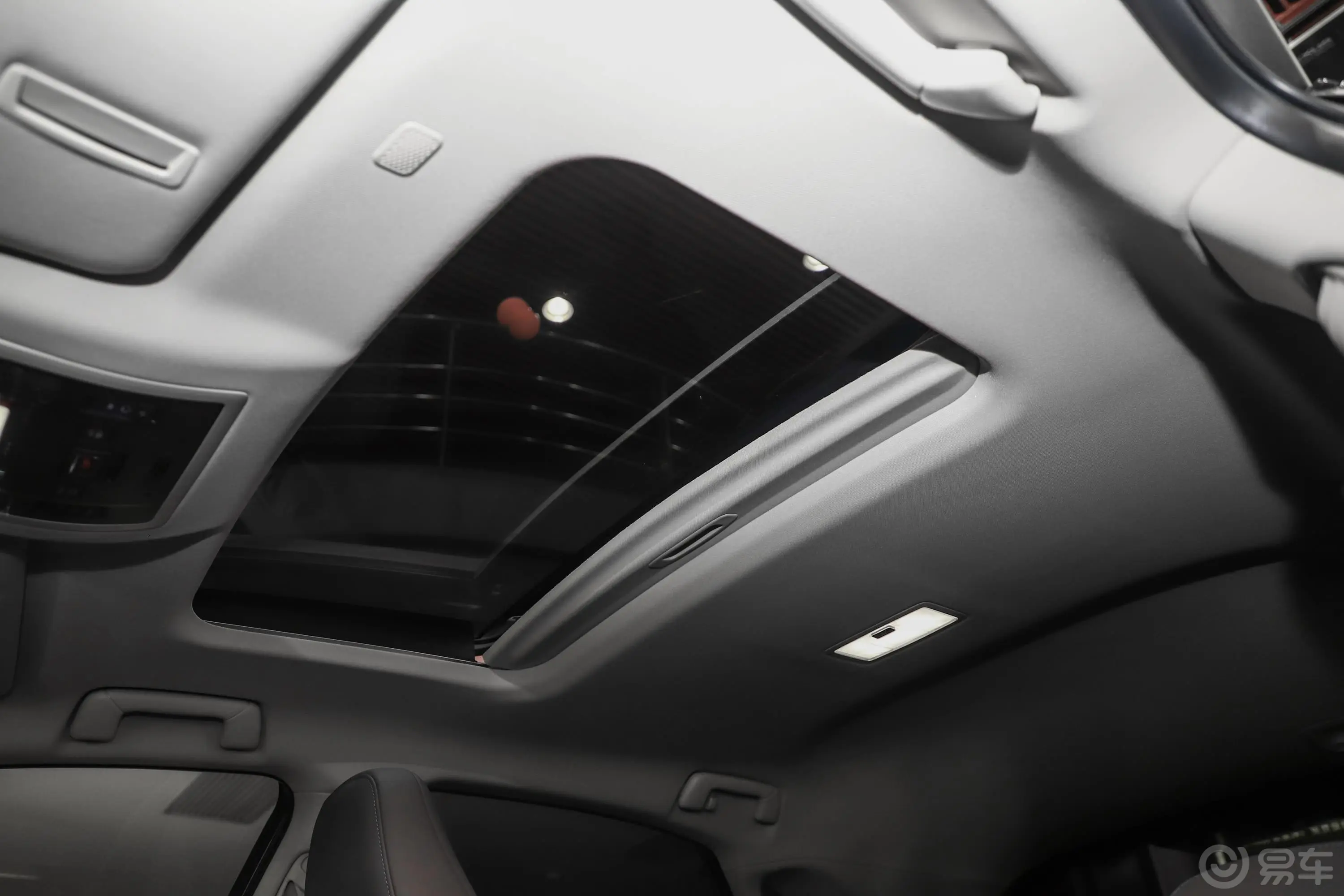 雷克萨斯NX300h 锋尚版 国VI天窗内拍关闭