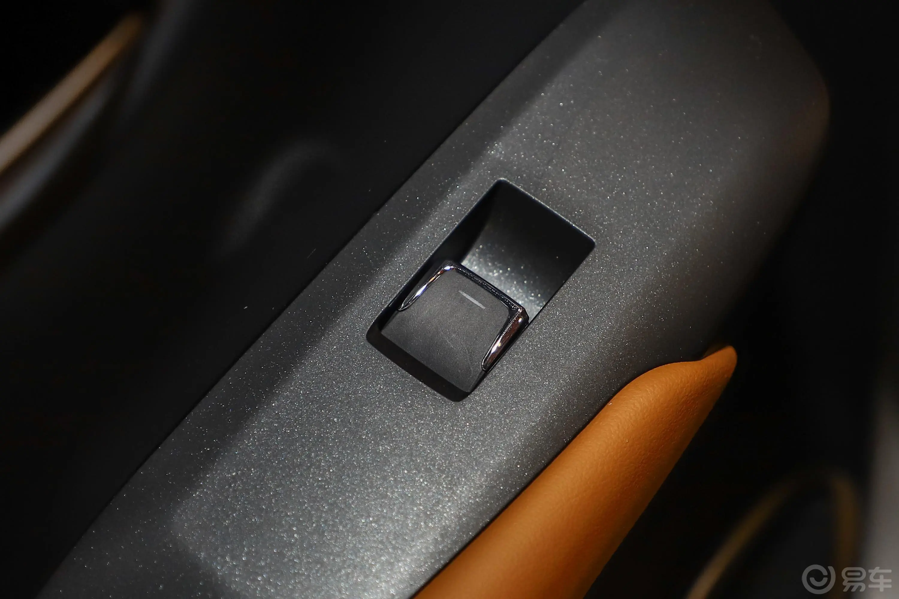 雷克萨斯NX300h 锋尚版 国VI后车窗调节