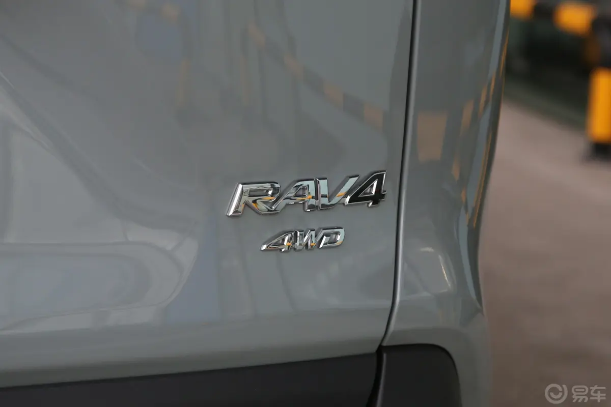 RAV4荣放2.0L CVT 四驱 尊贵版外观