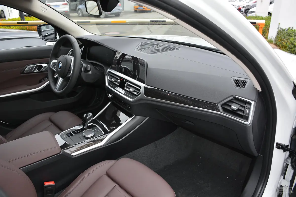 宝马3系325Li xDrive M运动套装内饰全景副驾驶员方向