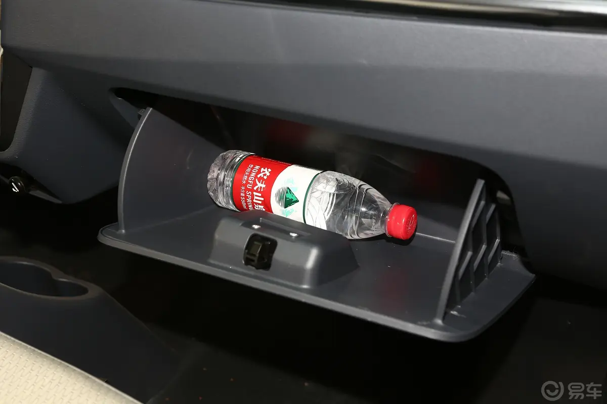 金杯小海狮X301.5L 客车舒适型 7座 国VI手套箱空间水瓶横置