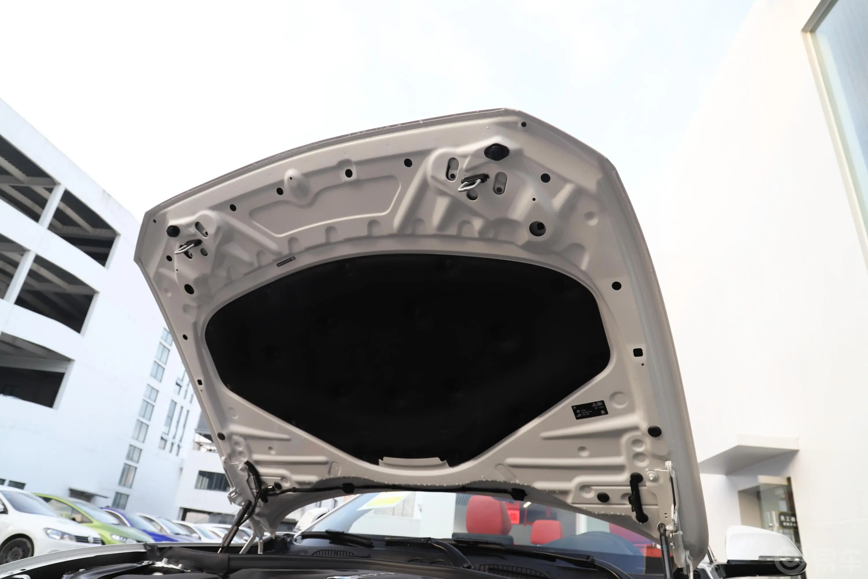 宝马2系敞篷轿跑车 225i 尊享型M运动套装发动机舱盖内侧